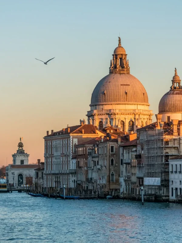 Venecija, grad na vodi, najposjećenija mjesta na svijetu, gondola, Trg svetog Marka Venecija, Ducale, most Rialto, palača Ducale, Venecija skriveni dragulji, Libreria Acqua Alta, San Francesco della Vigna, Squero di San Trovaso, Fondaco dei Tedeschi, Otok San Michele, pet skrivenih mjesta u venenciji, skrivena mjesta u veneciji, skriveni dragulji venecija, što vidjeti u veneciji, što raditi u veneciji, Venice, city on the water, most visited places in the world, gondola, St. Mark's Square Venice, Ducale, Rialto Bridge, Ducale Palace, Venice hidden gems, Libreria Acqua Alta, San Francesco della Vigna, Squero di San Trovaso, Fondaco dei Tedeschi, San Michele Island, five hidden places in Venice, hidden places in Venice, hidden gems of Venice, what to see in Venice, what to do in Venice,