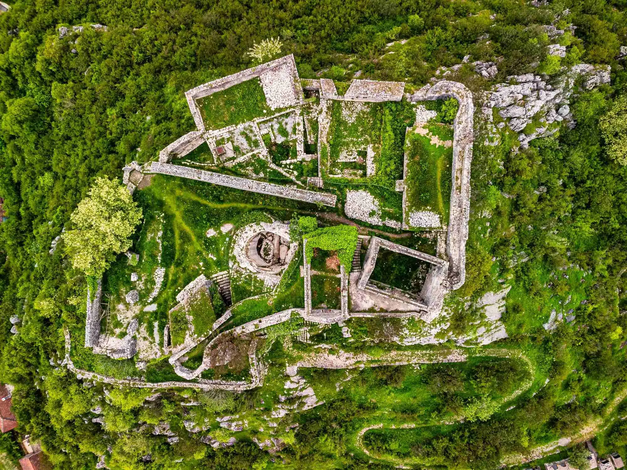 Žabljak Crnojevića, rijeka Morača, kanjon rijeke Morače, Skadarsko jezero, Podgorica, Vojislavljević, dinastija Vojislavljević, dinastija Crnojević, Crnojević, crkva Svetog Đorđa, dvor Ivana Crnojevića, utvrda morača, utvrde skadarsko jezero, skadar utvrde, Zabljak Crnojevic, Morača river, Morača river canyon, Lake Skadar, Podgorica, Vojislavljević, Vojislavljević dynasty, Crnojević dynasty, Crnojević, Saint George's church, Ivan Crnojević's court, Zabljak Crnojevic fort, fort moraca, forts lake skadar, skadar lake forts