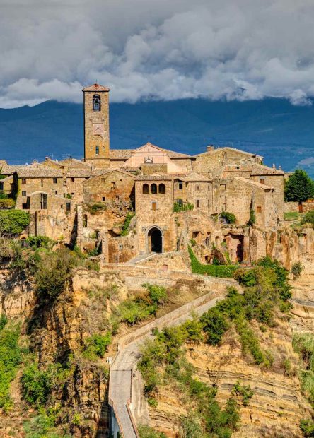 Civita di Bagnoregio, grad koji umire, Civita Italija, putovanje u Civita di Bagnoregio, što vidjeti u Civita di Bagnoregio, kako doći do Civita di Bagnoregio, ulaznice Civita di Bagnoregio, povijest Civita di Bagnoregio, Valle dei Calanchi, dolina Calanchi, Lazia, Piazza San Donato, Crkva svetog Donata, Muzej geologije i klizišta, palača Alemanni, špilja svetog Bonaventure, špilja San Bonaventure, Belvedere, Porta Santa Maria, Porta Santa Maria Civita, Piazza San Donato Civita, Belvedere Civita di Bagnoregio, mačke Civite, most Civita di Bagnoregio, atrakcije Civita di Bagnoregio, relikvijar svetog Bonaventure, turizam u Civita di Bagnoregio, francuski relikvijar Civita, Civita di Bagnoregio, the dying city, Civita Italy, travel to Civita di Bagnoregio, what to see in Civita di Bagnoregio, how to get to Civita di Bagnoregio, Civita di Bagnoregio tickets, history of Civita di Bagnoregio, Valle dei Calanchi, Calanchi Valley, Lazia, Piazza San Donato, Church of San Donato, Museum of Geology and Landslides, Alemanni Palace, Grotto of St. Bonaventure, Grotto of San Bonaventure, Belvedere, Porta Santa Maria, Porta Santa Maria Civita, Piazza San Donato Civita, Belvedere Civita di Bagnoregio, Civita cats, Civita di Bagnoregio bridge, Civita di Bagnoregio attractions, Saint Bonaventure reliquary, Civita di Bagnoregio tourism, Civita French reliquary,