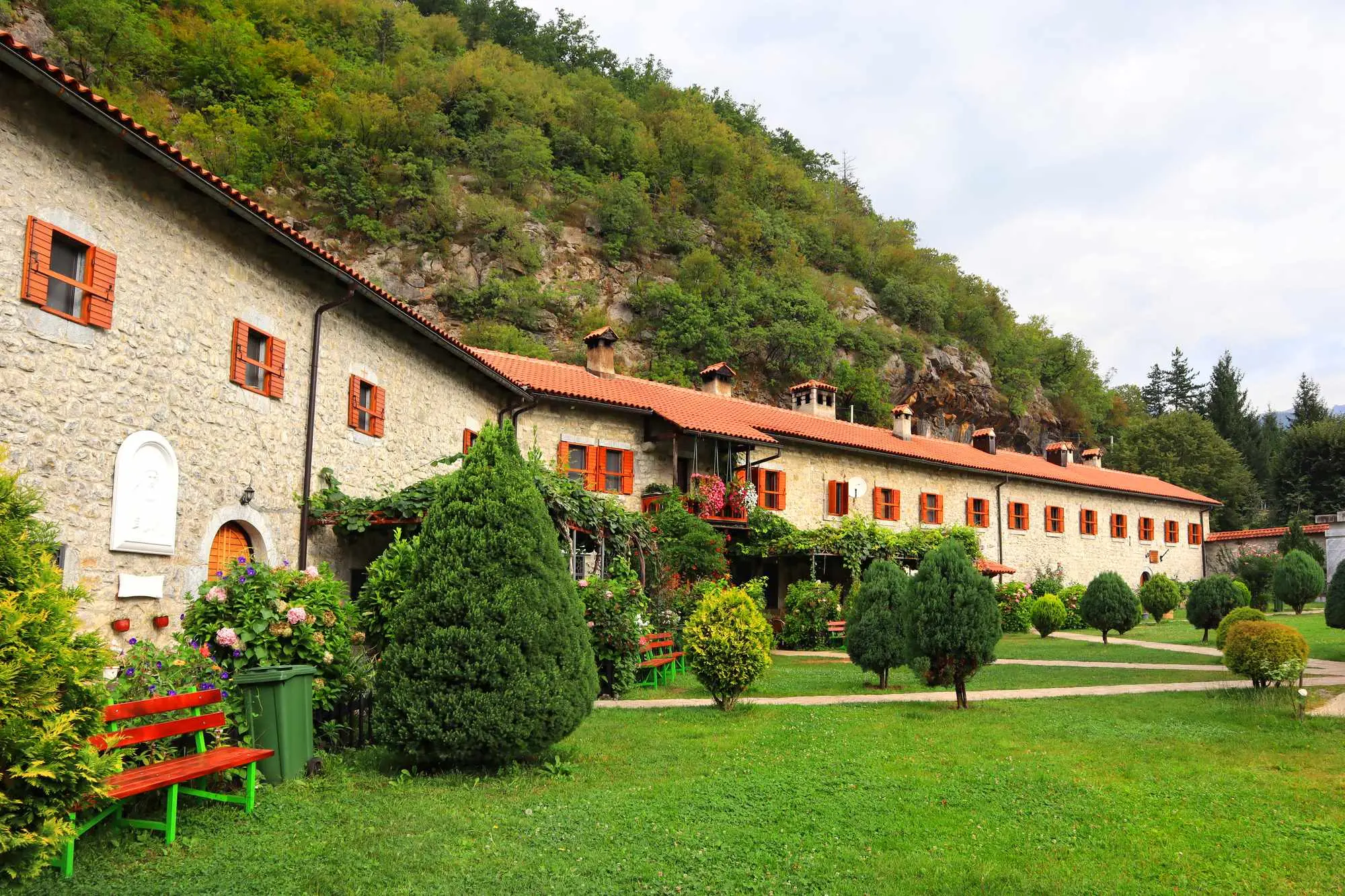 Manastir Morača, Morača Kolašin, manastiri Crne Gore, freske proroka Ilije, Svetište Crna Gora, povijest Morače, rijeka Morača, vodopad Svetigora, kanjon Morače, duhovna mjesta Crne Gore, Stefan Vukanović, Stefan Nemanja, rijeka Morača i vodopad Svetigora, kulturna baština Crne Gore, srednjovjekovna umjetnost Crne Gore, ikonostas Manastira Morača, legende o Manastiru Morača, obnovljeni manastiri Crne Gore, freske iz 13. stoljeća, Prorok Ilija u Morači, srednjovjekovni manastiri Balkana, manastiri u prirodnom okruženju, crkvena umjetnost Crne Gore, Kolašin kulturna baština, Crna Gora, Kolašin, Manastir Morača, Morača Monastery, Morača Kolašin, monasteries of Montenegro, frescoes of the prophet Elijah, Sanctuary of Montenegro, history of Morača, Morača river, Svetigora waterfall, Morača canyon, spiritual places of Montenegro, Stefan Vukanović, Stefan Nemanja, Morača river and Svetigora waterfall, cultural heritage of Montenegro, medieval art of Montenegro, iconostasis of Morača Monastery, legends of Morača Monastery, restored monasteries of Montenegro, frescoes from the 13th century, Prophet Ilija in Morača, medieval monasteries of the Balkans, monasteries in natural surroundings, ecclesiastical art of Montenegro, Kolašin cultural heritage, Montenegro, Kolašin, Morača Monastery,