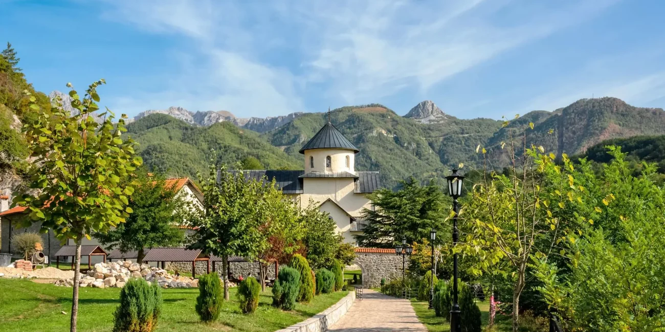 Manastir Morača, Morača Kolašin, manastiri Crne Gore, freske proroka Ilije, Svetište Crna Gora, povijest Morače, rijeka Morača, vodopad Svetigora, kanjon Morače, duhovna mjesta Crne Gore, Stefan Vukanović, Stefan Nemanja, rijeka Morača i vodopad Svetigora, kulturna baština Crne Gore, srednjovjekovna umjetnost Crne Gore, ikonostas Manastira Morača, legende o Manastiru Morača, obnovljeni manastiri Crne Gore, freske iz 13. stoljeća, Prorok Ilija u Morači, srednjovjekovni manastiri Balkana, manastiri u prirodnom okruženju, crkvena umjetnost Crne Gore, Kolašin kulturna baština, Crna Gora, Kolašin, Manastir Morača, Morača Monastery, Morača Kolašin, monasteries of Montenegro, frescoes of the prophet Elijah, Sanctuary of Montenegro, history of Morača, Morača river, Svetigora waterfall, Morača canyon, spiritual places of Montenegro, Stefan Vukanović, Stefan Nemanja, Morača river and Svetigora waterfall, cultural heritage of Montenegro, medieval art of Montenegro, iconostasis of Morača Monastery, legends of Morača Monastery, restored monasteries of Montenegro, frescoes from the 13th century, Prophet Ilija in Morača, medieval monasteries of the Balkans, monasteries in natural surroundings, ecclesiastical art of Montenegro, Kolašin cultural heritage, Montenegro, Kolašin, Morača Monastery,