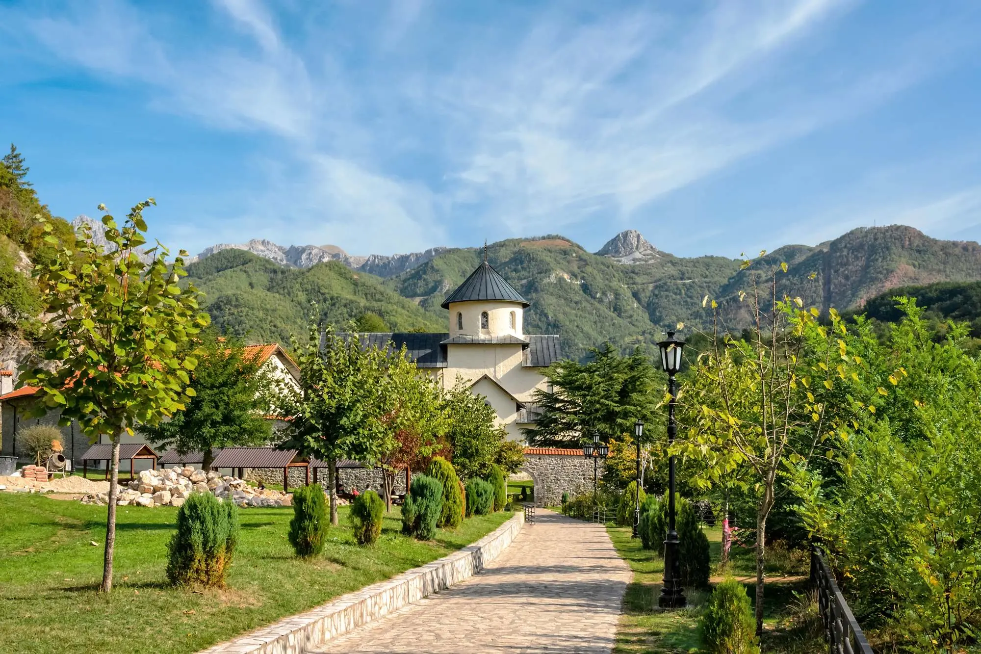 Manastir Morača, Morača Kolašin, manastiri Crne Gore, freske proroka Ilije, Svetište Crna Gora, povijest Morače, rijeka Morača, vodopad Svetigora, kanjon Morače, duhovna mjesta Crne Gore, Stefan Vukanović, Stefan Nemanja, rijeka Morača i vodopad Svetigora, kulturna baština Crne Gore, srednjovjekovna umjetnost Crne Gore, ikonostas Manastira Morača, legende o Manastiru Morača, obnovljeni manastiri Crne Gore, freske iz 13. stoljeća, Prorok Ilija u Morači, srednjovjekovni manastiri Balkana, manastiri u prirodnom okruženju, crkvena umjetnost Crne Gore, Kolašin kulturna baština, Crna Gora, Kolašin, Manastir Morača, Morača Monastery, Morača Kolašin, monasteries of Montenegro, frescoes of the prophet Elijah, Sanctuary of Montenegro, history of Morača, Morača river, Svetigora waterfall, Morača canyon, spiritual places of Montenegro, Stefan Vukanović, Stefan Nemanja, Morača river and Svetigora waterfall, cultural heritage of Montenegro, medieval art of Montenegro, iconostasis of Morača Monastery, legends of Morača Monastery, restored monasteries of Montenegro, frescoes from the 13th century, Prophet Ilija in Morača, medieval monasteries of the Balkans, monasteries in natural surroundings, ecclesiastical art of Montenegro, Kolašin cultural heritage, Montenegro, Kolašin, Morača Monastery,