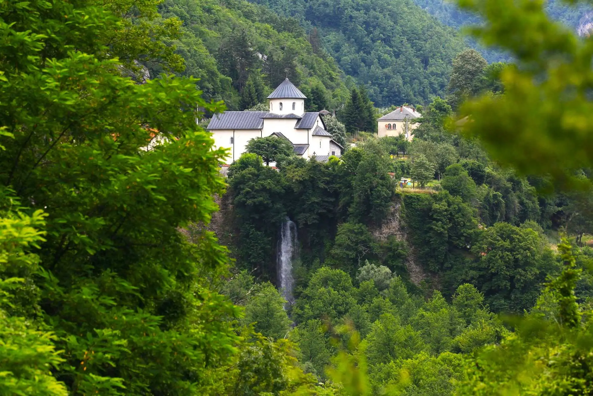 Manastir Morača, Morača Kolašin, manastiri Crne Gore, freske proroka Ilije, Svetište Crna Gora, povijest Morače, rijeka Morača, vodopad Svetigora, kanjon Morače, duhovna mjesta Crne Gore, Stefan Vukanović, Stefan Nemanja, rijeka Morača i vodopad Svetigora, kulturna baština Crne Gore, srednjovjekovna umjetnost Crne Gore, ikonostas Manastira Morača, legende o Manastiru Morača, obnovljeni manastiri Crne Gore, freske iz 13. stoljeća, Prorok Ilija u Morači, srednjovjekovni manastiri Balkana, manastiri u prirodnom okruženju, crkvena umjetnost Crne Gore, Kolašin kulturna baština, Crna Gora, Kolašin, Manastir Morača, Morača Monastery, Morača Kolašin, monasteries of Montenegro, frescoes of the prophet Elijah, Sanctuary of Montenegro, history of Morača, Morača river, Svetigora waterfall, Morača canyon, spiritual places of Montenegro, Stefan Vukanović, Stefan Nemanja, Morača river and Svetigora waterfall, cultural heritage of Montenegro, medieval art of Montenegro, iconostasis of Morača Monastery, legends of Morača Monastery, restored monasteries of Montenegro, frescoes from the 13th century, Prophet Ilija in Morača, medieval monasteries of the Balkans, monasteries in natural surroundings, ecclesiastical art of Montenegro, Kolašin cultural heritage, Montenegro, Kolašin, Morača Monastery,