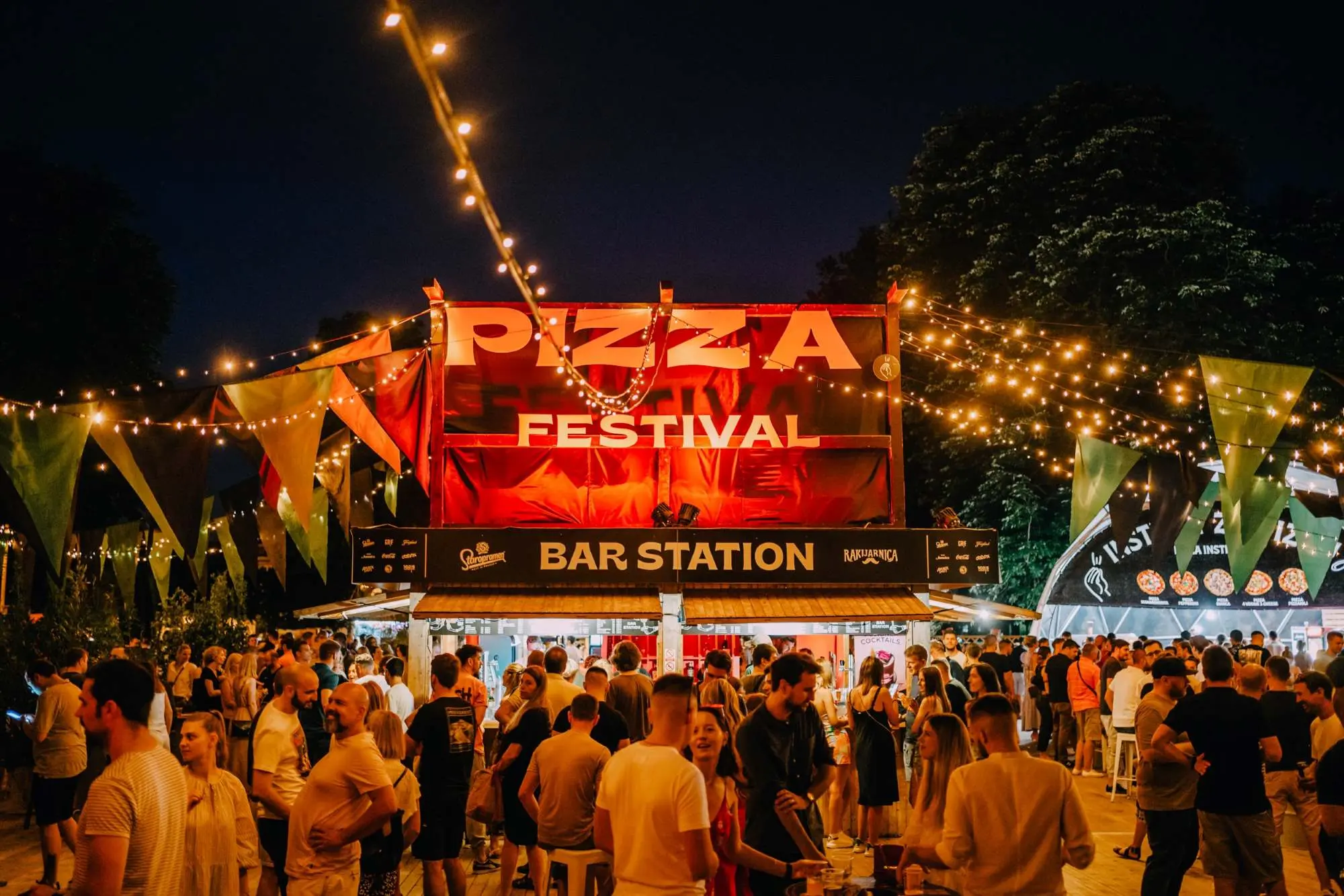 pizza festival zagreb, Pizza Festival Zagreb, Pizza Festival Zagreb 2025, zagrebački Pizza Festival, Pizza Festivala, Trg dr. Franje Tuđmana, pizza eventi zagreb, pizza zagreb 2025, street food festival zagreb, food festival zagreb 2025, gastro događanja hrvatska, zagreb eventi svibanj, napoletana pizza, sicilijanska pizza, pržena pizza, pizza frittata, calzone pizza, zagorska pizza, talijanska kuhinja zagreb, radionice pizza zagreb, dječji program zagreb festival, open air kino zagreb, dj program zagreb, Staropramen Movie Night, Happy Hour zagreb, besplatan ulaz festival, pizza re zagreb, Pizza Re, pizza social club, Pizza Social Club, rouge marin pizza, RougeMarin, zagyland pizza, Zagyland, al dente pizzeria, pastamisee tjestenina, Pastemisee, gelato zagreb, juraj klepić slastice, Juraj Klepić, fry dubai dessert, ginglebells kokteli, koktel radionica Ginglebellsa, kitchen aid radionica, Vedran Bošković, Domagoj Jakopović, METRO food kviz, ozren kanceljak, DJ-i zagreb festival, pizza festival zagreb, Pizza Festival Zagreb, Pizza Festival Zagreb 2025, Zagreb Pizza Festival, Pizza Festival, Trg dr. Franjo Tuđman, pizza events zagreb, pizza zagreb 2025, street food festival zagreb, food festival zagreb 2025, gastro events croatia, zagreb events may, napoletana pizza, sicilian pizza, fried pizza, pizza frittata, calzone pizza, zagorska pizza, italian cuisine zagreb, pizza workshops zagreb, children's program zagreb festival, open air cinema zagreb, dj program zagreb, Staropramen Movie Night, Happy Hour zagreb, free entrance festival, pizza re zagreb, Pizza Re, pizza social club, Pizza Social Club, rouge marin pizza, RougeMarin, zagyland pizza, Zagyland, al dente pizzeria, pastamisee pasta, Pastemisee, gelato zagreb, juraj klepić desserts, Juraj Klepić, fry dubai dessert, ginglebells cocktails, Ginglebells cocktail workshop, kitchen aid workshop, Vedran Bošković, Domagoj Jakopović, METRO food quiz, ozren kanceljak, DJs zagreb festival,
