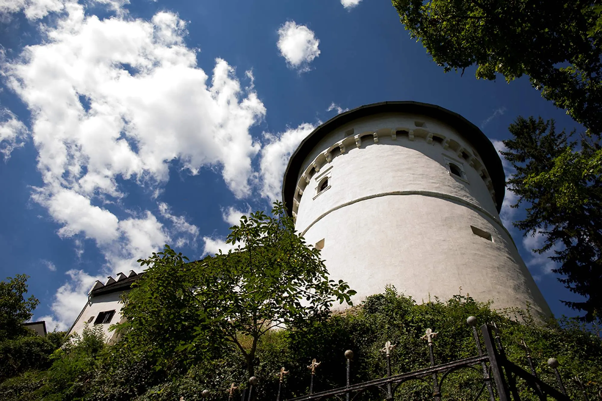 Velenjski dvorac u Sloveniji, renesansni dvorac u Šaleškoj dolini, povijest Velenjskog dvorca, Muzej Velenje izložbe, afrička zbirka Františeka Foita, mastodont Šaleška dolina, kulturne manifestacije u Velenju, dvorac za vjenčanja Slovenija, turističke atrakcije Velenje, radno vrijeme Muzeja Velenje, cijena ulaznica za Velenjski dvorac, što posjetiti u Velenju, Velenjsko jezero, podzemni muzej rudarstva Velenje, dvorci za posjetiti u Sloveniji, renesansna arhitektura Slovenija, znamenitosti sjeverne Slovenije, obiteljski izlet u Velenje, kulturna baština Slovenije, Šaleška dolina, Velenje, grad Velenje, Velenjski dvorac, renesansni dvorci u Sloveniji, obitelji Kunšperk, obitelj Wagen, Muzej Velenje, Velenjsko jezero, Muzej rudarstva, Velenjski grad,Velenj Castle in Slovenia, Renaissance Castle in Šaleška Valley, History of Velenje Castle, Velenje Museum Exhibitions, František Foit African Collection, Šaleška Valley Mastodon, Cultural Events in Velenje, Castle for Weddings Slovenia, Velenje Tourist Attractions, Opening Hours of the Velenje Museum, Ticket Prices for Velenje Castle, What to Visit in Velenje, Velenje Lake, Velenje Underground Mining Museum, Castles to Visit in Slovenia, Renaissance Architecture Slovenia, Landmarks of northern Slovenia, family trip to Velenje, cultural heritage of Slovenia, Šaleška dolina, Velenje, city of Velenje, Velenj castle, Renaissance castles in Slovenia, Kunšperk family, Wagen family, Velenje Museum, Velenj lake, Mining Museum, Velenj town