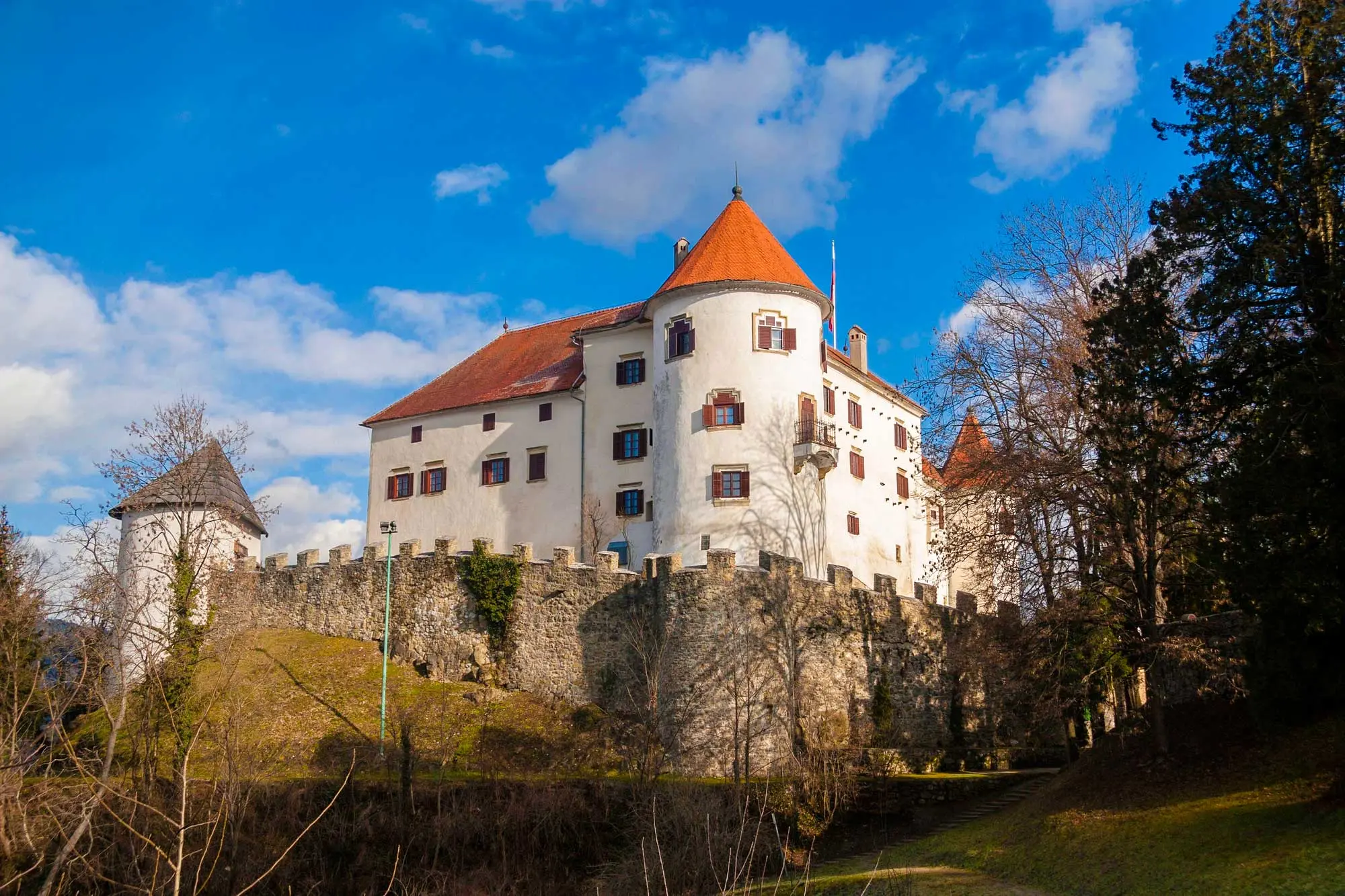 Velenjski dvorac u Sloveniji, renesansni dvorac u Šaleškoj dolini, povijest Velenjskog dvorca, Muzej Velenje izložbe, afrička zbirka Františeka Foita, mastodont Šaleška dolina, kulturne manifestacije u Velenju, dvorac za vjenčanja Slovenija, turističke atrakcije Velenje, radno vrijeme Muzeja Velenje, cijena ulaznica za Velenjski dvorac, što posjetiti u Velenju, Velenjsko jezero, podzemni muzej rudarstva Velenje, dvorci za posjetiti u Sloveniji, renesansna arhitektura Slovenija, znamenitosti sjeverne Slovenije, obiteljski izlet u Velenje, kulturna baština Slovenije, Šaleška dolina, Velenje, grad Velenje, Velenjski dvorac, renesansni dvorci u Sloveniji, obitelji Kunšperk, obitelj Wagen, Muzej Velenje, Velenjsko jezero, Muzej rudarstva, Velenjski grad, Velenj Castle in Slovenia, Renaissance Castle in Šaleška Valley, History of Velenje Castle, Velenje Museum Exhibitions, František Foit African Collection, Šaleška Valley Mastodon, Cultural Events in Velenje, Castle for Weddings Slovenia, Velenje Tourist Attractions, Opening Hours of the Velenje Museum, Ticket Prices for Velenje Castle, What to Visit in Velenje, Velenje Lake, Velenje Underground Mining Museum, Castles to Visit in Slovenia, Renaissance Architecture Slovenia, Landmarks of northern Slovenia, family trip to Velenje, cultural heritage of Slovenia, Šaleška dolina, Velenje, city of Velenje, Velenj castle, Renaissance castles in Slovenia, Kunšperk family, Wagen family, Velenje Museum, Velenj lake, Mining Museum, Velenj town