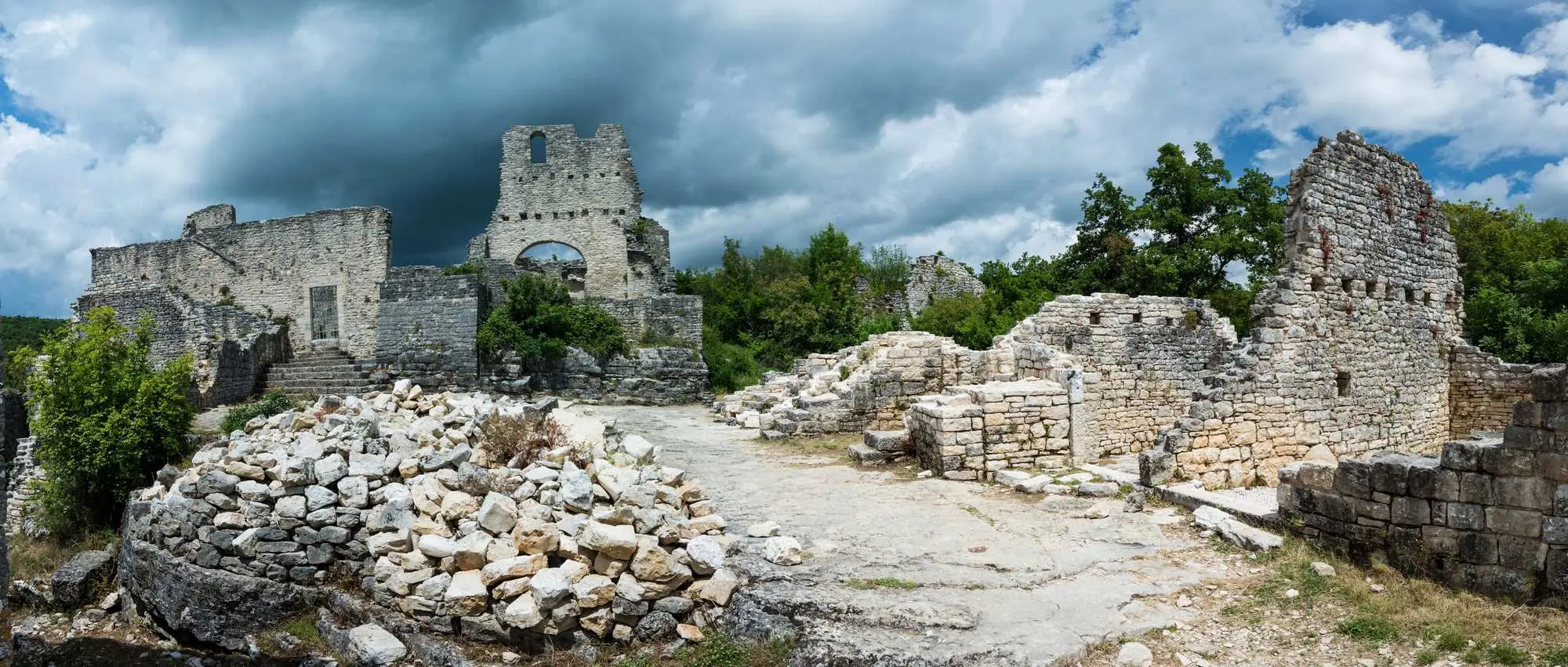 Dvigrad, Due Castelli,Parentin, Moncastello, Mletačka Republika, Istra, Kanfanar, župna crkva sv. Sofije, Dvigrad, Istra, srednjovjekovni grad, napušteni grad, povijest Istre, Due Castelli, Moncastello, Parentina, Mlečani u Istri, Dvigrad kuga, crkva svete Sofije, istarski kašteli, arheološki lokalitet Istra, Dvigrad, Due Castelli, Parentin, Moncastello, Venetian Republic, Istria, Kanfanar, parish church of St. Sophia, Dvigrad, Istria, medieval town, abandoned town, history of Istria, Due Castelli, Moncastello, Parentina, Venetians in Istria, Dvigrad plague, church of St. Sophia, Istrian castles, archaeological site Istria