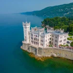 dvorac Miramare, Miramare Trst, dvorac Trst, Miramare, Trst, Maksimilijan Habsburški, Franjo Josip I, Carl Junker, Miramare muzej, dvorac Miramare, Trst, dvorci u Italiji, Habsburzi, Maksimilijan Habsburški, dvorci na Jadranu, što vidjeti u Trstu, romantični dvorci, talijanski dvorci, legenda o Miramareu, Miramare Castle, Miramare Trieste, Trieste Castle, Miramare, Trieste, Maximilian of Habsburg, Franz Joseph I, Carl Junker, Miramare Museum, Miramare Castle, Trieste, castles in Italy, Habsburgs, Maximilian of Habsburg, castles on the Adriatic, what to see in Trieste, romantic castles, Italian castles, the legend of Miramare,