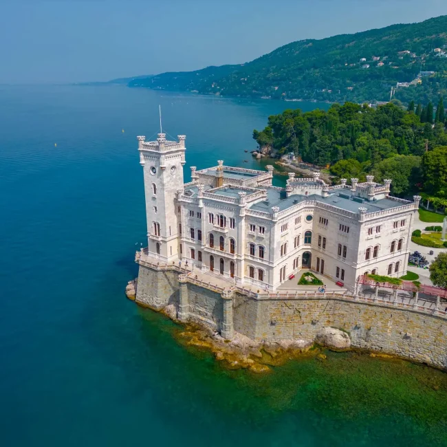 dvorac Miramare, Miramare Trst, dvorac Trst, Miramare, Trst, Maksimilijan Habsburški, Franjo Josip I, Carl Junker, Miramare muzej, dvorac Miramare, Trst, dvorci u Italiji, Habsburzi, Maksimilijan Habsburški, dvorci na Jadranu, što vidjeti u Trstu, romantični dvorci, talijanski dvorci, legenda o Miramareu, Miramare Castle, Miramare Trieste, Trieste Castle, Miramare, Trieste, Maximilian of Habsburg, Franz Joseph I, Carl Junker, Miramare Museum, Miramare Castle, Trieste, castles in Italy, Habsburgs, Maximilian of Habsburg, castles on the Adriatic, what to see in Trieste, romantic castles, Italian castles, the legend of Miramare,