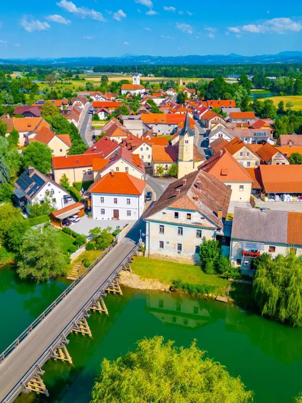 Kostanjevica na Krki, rijeka Krka, najmanji grad u Sloveniji, Cistercitski samostan Kostanjevica, Galerija Božidar Jakac, Forma Viva, park skulptura, Kostanjeviška jama, Dolenjska, Dolenjska vina, cviček, vinarija Jelenič, Krakovske šume, Gorjanci, slovenska Venecija, grad na otoku, izlet Slovenija, Kostanjevica na Krka, Krka river, the smallest town in Slovenia, Cistercian monastery Kostanjevica, Božidar Jakac Gallery, Forma Viva, sculpture park, Kostanjeviška cave, Dolenjska, Dolenjska wines, cviček, Jelenič winery, Gorjanci, Slovenian Venice, city on an island, excursion Slovenia, Gorjanci, Krakovski gozd, Lower Carniola, Dolenjska region, Kostanjevica Cave