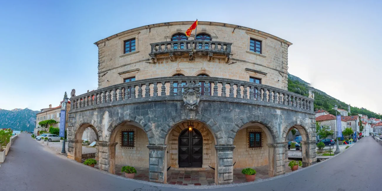 Iberostar Heritage Grand Perast, Palača Smekja, Perast, palače Perast, Perast palače, palače u Perastu, Palača Bujović, Palača Zmajević, Palača Visković, Palača Balović, Palača Bronza, Palača Mazarović, Palača Lučić-Kolović-Matikola, Palača Vukasović-Kolović, Palača Šestokrilović, palače Perasta, povijest Perasta, barokne palače, Boka kotorska, Perast palače popis, Perast Mletačka Republika, kulturna baština Crne Gore, muzeji Perast, barokne palače Perast, barokne palače crna gora,Palača Brajković-Martinović Iberostar Heritage Grand Perast, Smekja Palace, Perast, Perast palaces, Perast palaces, palaces in Perast, Bujović Palace, Zmajević Palace, Visković Palace, Balović Palace, Bronza Palace, Mazarović Palace, Lučić-Kolović-Matikola Palace, Vukasović-Kolović Palace, Šestokrilović Palace, Perast palaces, Perast history, baroque palaces, Boka Kotorska, Perast palaces list, Perast Venetian Republic, cultural heritage of Montenegro, Perast museums, Perast baroque palaces, baroque palaces Montenegro, Brajković-Martinović Palace