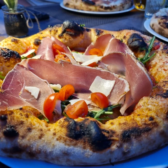 Otok Vir, Vir, Bella Ciao, Bella Ciao Vir, Bella Ciao pizza, restoran Vir, pizza Vir, najbolja pizza Vir, napolitana Vir, buratta pizza, pizza s pršutom, pizza sa smokvama, vegetarijanska pizza, domaći njoki, njoki sa sirom, recenzija restorana Vir, gdje jesti na Viru, preporuka restorana, Adria.fun preporuka, hrana otok Vir, restoran s terasom Vir, cijene restorana Vir, pizza Dalmacija, Island of Vir, Vir, Bella Ciao, Bella Ciao Vir, Bella Ciao pizza, restaurant Vir, pizza Vir, best pizza Vir, Neapolitan Vir, buratta pizza, pizza with prosciutto, pizza with figs, vegetarian pizza, homemade gnocchi, gnocchi with cheese, restaurant review Vir, where to eat in Vir, restaurant recommendation, Adria.fun recommendation, food island Vir, restaurant with terrace Vir, restaurant prices Vir, pizza Dalmatia,