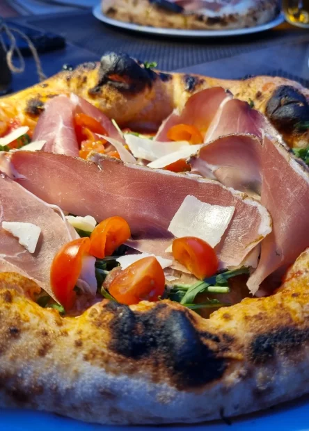 Otok Vir, Vir, Bella Ciao, Bella Ciao Vir, Bella Ciao pizza, restoran Vir, pizza Vir, najbolja pizza Vir, napolitana Vir, buratta pizza, pizza s pršutom, pizza sa smokvama, vegetarijanska pizza, domaći njoki, njoki sa sirom, recenzija restorana Vir, gdje jesti na Viru, preporuka restorana, Adria.fun preporuka, hrana otok Vir, restoran s terasom Vir, cijene restorana Vir, pizza Dalmacija, Island of Vir, Vir, Bella Ciao, Bella Ciao Vir, Bella Ciao pizza, restaurant Vir, pizza Vir, best pizza Vir, Neapolitan Vir, buratta pizza, pizza with prosciutto, pizza with figs, vegetarian pizza, homemade gnocchi, gnocchi with cheese, restaurant review Vir, where to eat in Vir, restaurant recommendation, Adria.fun recommendation, food island Vir, restaurant with terrace Vir, restaurant prices Vir, pizza Dalmatia,