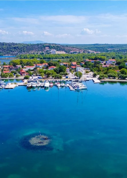 Prukljansko jezero, Prokljansko jezero, Bilice, Šibenik, rijeka Krka, Nacionalni park Krka, Dagnje iz Prukljanskog jezera, Dagnje Prukljansko jezero, otočić Stipanac, slatko slana voda, kriptodepresija, prirodne ljepote Hrvatske, skriveni dragulj, jezera u Dalmaciji, dalmatinska priroda, karta prokljanskog jezera, ribolov na prokljanskom jezeru, plaža na prokljanskom jezeru, aktivnosti na prokljanskom jezeru, jezera hrvatska, jezero krka Prukljansko Lake, Prokljansko Lake, Bilice, Šibenik, Krka River, Krka National Park, Mussels from Prukljansko Lake, Mussels Prukljansko Lake, Stipanac Island, fresh and salty water, cryptodepression, natural beauty of Croatia, hidden gem, lakes in Dalmatia, Dalmatian nature,lake prokljan, Lake Prokljan map, Lake Prokljan fishing, Lake Prokljan beach, Lake Prokljan things to do, lakes croatia, krka lake