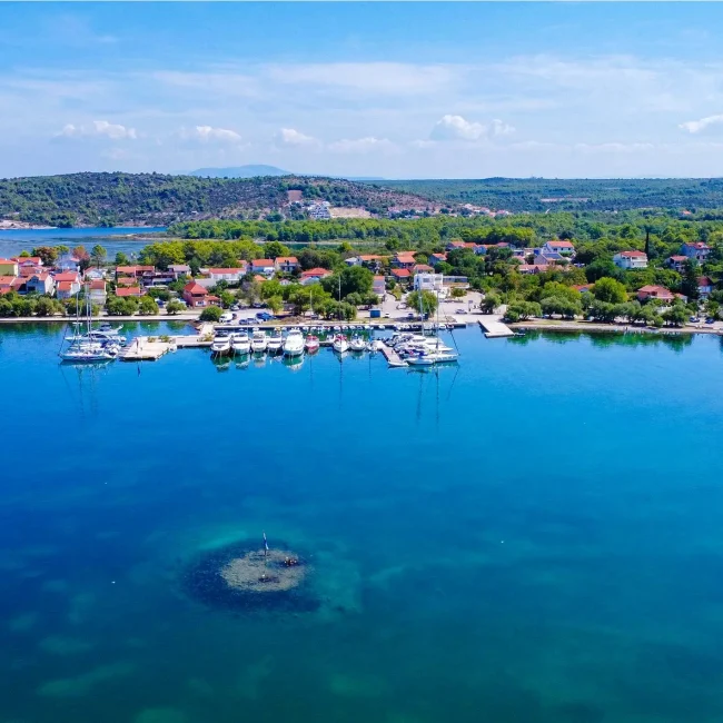 Prukljansko jezero, Prokljansko jezero, Bilice, Šibenik, rijeka Krka, Nacionalni park Krka, Dagnje iz Prukljanskog jezera, Dagnje Prukljansko jezero, otočić Stipanac, slatko slana voda, kriptodepresija, prirodne ljepote Hrvatske, skriveni dragulj, jezera u Dalmaciji, dalmatinska priroda, karta prokljanskog jezera, ribolov na prokljanskom jezeru, plaža na prokljanskom jezeru, aktivnosti na prokljanskom jezeru, jezera hrvatska, jezero krka Prukljansko Lake, Prokljansko Lake, Bilice, Šibenik, Krka River, Krka National Park, Mussels from Prukljansko Lake, Mussels Prukljansko Lake, Stipanac Island, fresh and salty water, cryptodepression, natural beauty of Croatia, hidden gem, lakes in Dalmatia, Dalmatian nature,lake prokljan, Lake Prokljan map, Lake Prokljan fishing, Lake Prokljan beach, Lake Prokljan things to do, lakes croatia, krka lake