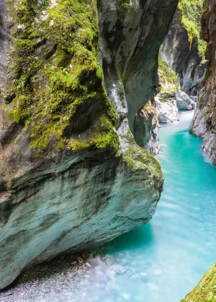Tolminska korita, Triglav, Nacionalni park Triglav, Triglavski nacionalni park, Soča, rijeka Soča, Tolminka, Zadlaščica, Dantejeva špilja, Dante Alighieri, Medvjeđa glava, prirodne atrakcije Slovenija, klanci Slovenija, izleti Tolmin, Tolmin River, Triglav, Triglav National Park, Triglav National Park, Soča, Soča River, Tolminka, Zadlaščica, Dante's Cave, Dante Alighieri, Bear's Head, natural attractions Slovenia, gorges Slovenia, excursions Tolmin, Tolmin gorge, Tolmin gorge cave
