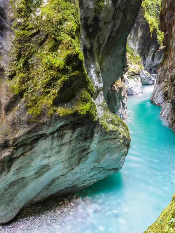 Tolminska korita, Triglav, Nacionalni park Triglav, Triglavski nacionalni park, Soča, rijeka Soča, Tolminka, Zadlaščica, Dantejeva špilja, Dante Alighieri, Medvjeđa glava, prirodne atrakcije Slovenija, klanci Slovenija, izleti Tolmin, Tolmin River, Triglav, Triglav National Park, Triglav National Park, Soča, Soča River, Tolminka, Zadlaščica, Dante's Cave, Dante Alighieri, Bear's Head, natural attractions Slovenia, gorges Slovenia, excursions Tolmin, Tolmin gorge, Tolmin gorge cave