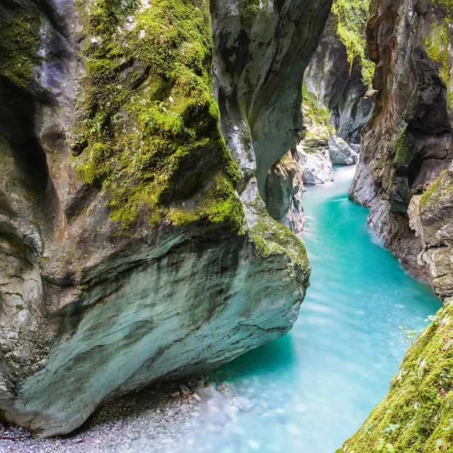 Tolminska korita, Triglav, Nacionalni park Triglav, Triglavski nacionalni park, Soča, rijeka Soča, Tolminka, Zadlaščica, Dantejeva špilja, Dante Alighieri, Medvjeđa glava, prirodne atrakcije Slovenija, klanci Slovenija, izleti Tolmin, Tolmin River, Triglav, Triglav National Park, Triglav National Park, Soča, Soča River, Tolminka, Zadlaščica, Dante's Cave, Dante Alighieri, Bear's Head, natural attractions Slovenia, gorges Slovenia, excursions Tolmin, Tolmin gorge, Tolmin gorge cave