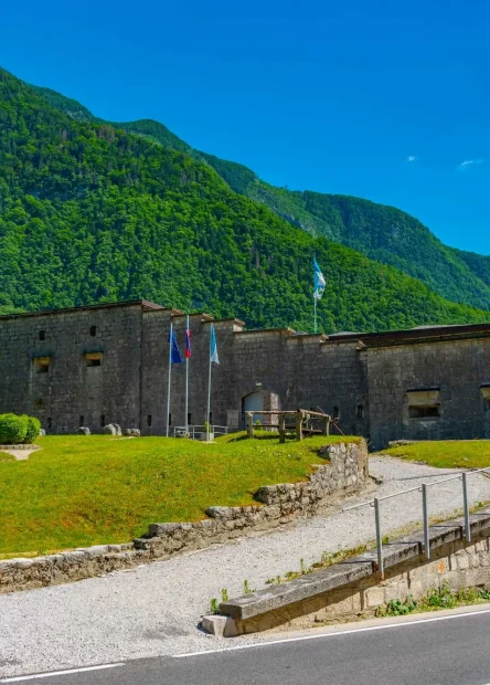 Bovac, Predel, Koritnica, rijeka Koritnice,  tvrđava Kluže, Fort Hermann, Austro-Ugarska Monarhija, Rombon, planina Rombon, Soča, dolina Soče, Tvrđava Kluže, Fort Hermann, dolina Koritnice, Bovec, austro-ugarske utvrde slovenija, vojna povijest Slovenije, planinarenje kod Bovca, kulturna baština u Julijskim Alpama, austro-ugarske utvrde, Kluže bovec, Kluže fort hermann Bovac, Predel, Koritnica, Koritnica river, Kluže fortress, Fort Hermann, Austro-Hungarian Monarchy, Rombon, Rombon mountain, Soča, Soča valley, Kluža fortress, Fort Hermann, Koritnica valley, Bovec, Austro-Hungarian fortifications of Slovenia, military history of Slovenia, hiking near Bovac, cultural heritage in the Julian Alps, Austro-Hungarian forts,Kluže bovec, Kluže fort hermann