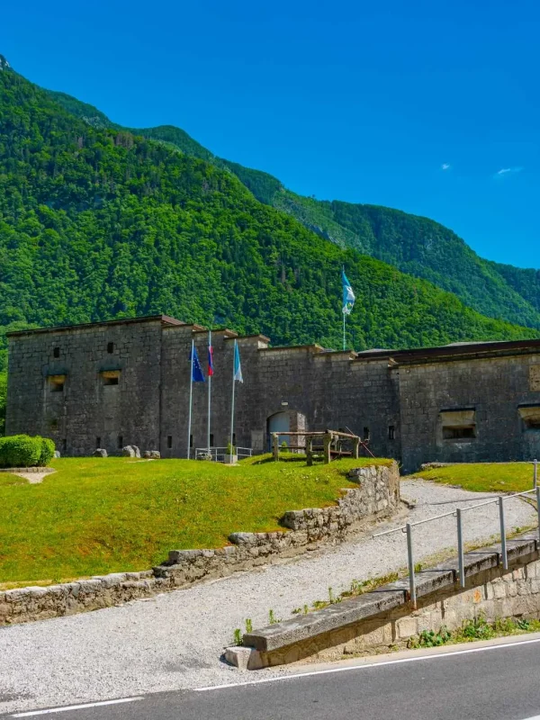 Bovac, Predel, Koritnica, rijeka Koritnice,  tvrđava Kluže, Fort Hermann, Austro-Ugarska Monarhija, Rombon, planina Rombon, Soča, dolina Soče, Tvrđava Kluže, Fort Hermann, dolina Koritnice, Bovec, austro-ugarske utvrde slovenija, vojna povijest Slovenije, planinarenje kod Bovca, kulturna baština u Julijskim Alpama, austro-ugarske utvrde, Kluže bovec, Kluže fort hermann Bovac, Predel, Koritnica, Koritnica river, Kluže fortress, Fort Hermann, Austro-Hungarian Monarchy, Rombon, Rombon mountain, Soča, Soča valley, Kluža fortress, Fort Hermann, Koritnica valley, Bovec, Austro-Hungarian fortifications of Slovenia, military history of Slovenia, hiking near Bovac, cultural heritage in the Julian Alps, Austro-Hungarian forts,Kluže bovec, Kluže fort hermann