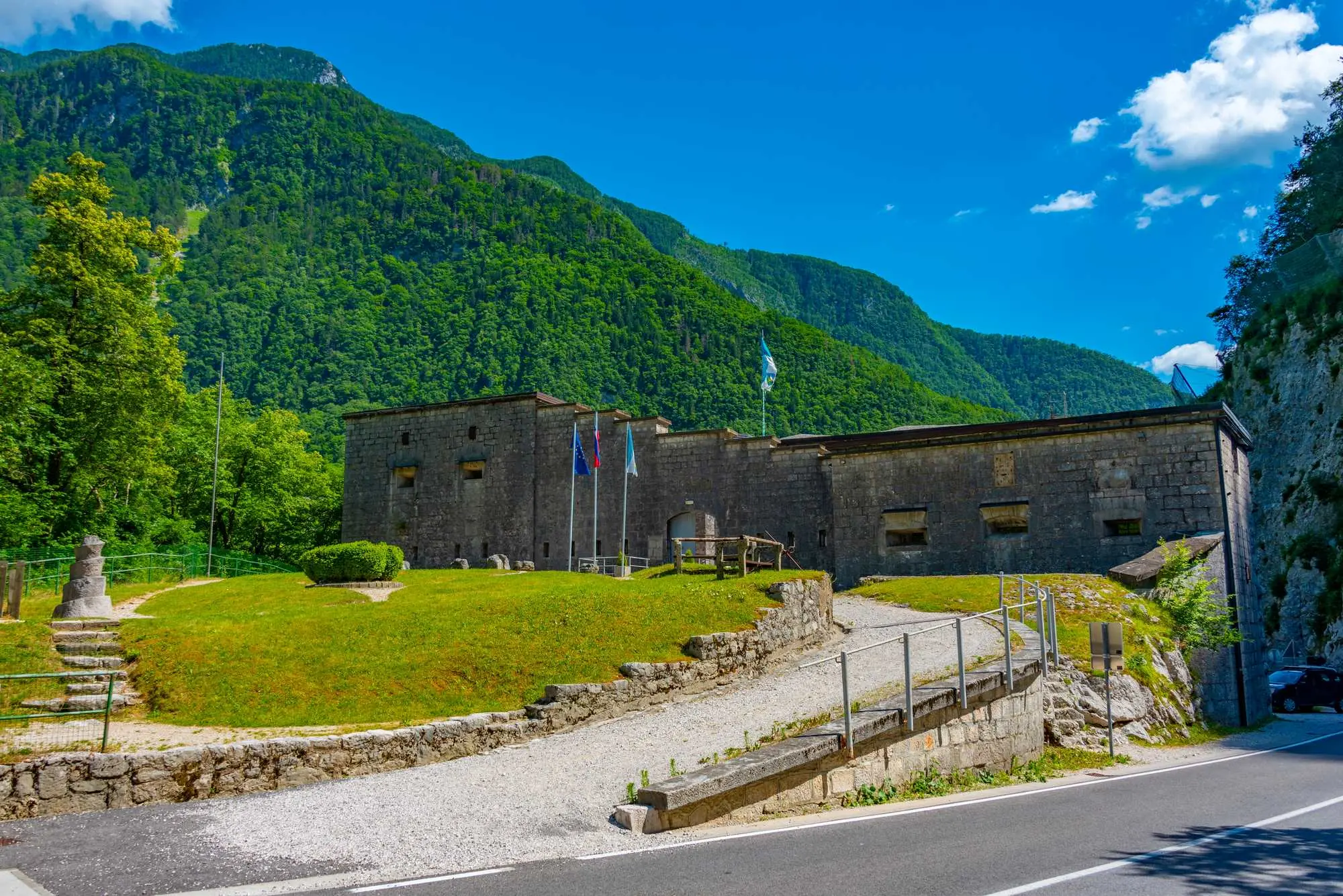 Bovac, Predel, Koritnica, rijeka Koritnice,  tvrđava Kluže, Fort Hermann, Austro-Ugarska Monarhija, Rombon, planina Rombon, Soča, dolina Soče, Tvrđava Kluže, Fort Hermann, dolina Koritnice, Bovec, austro-ugarske utvrde slovenija, vojna povijest Slovenije, planinarenje kod Bovca, kulturna baština u Julijskim Alpama, austro-ugarske utvrde, Kluže bovec, Kluže fort hermann Bovac, Predel, Koritnica, Koritnica river, Kluže fortress, Fort Hermann, Austro-Hungarian Monarchy, Rombon, Rombon mountain, Soča, Soča valley, Kluža fortress, Fort Hermann, Koritnica valley, Bovec, Austro-Hungarian fortifications of Slovenia, military history of Slovenia, hiking near Bovac, cultural heritage in the Julian Alps, Austro-Hungarian forts,Kluže bovec, Kluže fort hermann