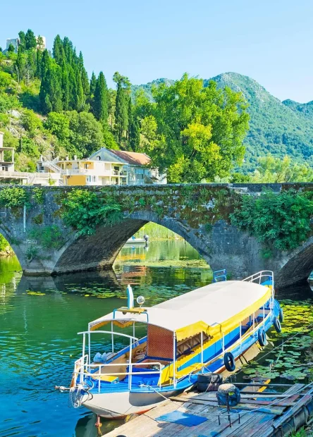 Virpazar, Skadarsko jezero, Crna Gora, čamci, Besac tvrđava, priroda, pelikan, Crmnica, putovanje Crna Gora, vodič kroz Virpazar, najveće jezero na Balkanu, Virpazar, Crmnica, rijeka Crmnica, Skadarsko jezero, Crna Gora, Virpazar, tvrđava Besac, Besac Virpazar,  Virpazar, Skadar lake, Montenegro, boats, Besac fortress, nature, pelican, Crmnica, travel Montenegro, guide through Virpazar, the largest lake in the Balkans, Virpazar, Crmnica, Crmnica river, Skadar lake, Montenegro, Virpazar, Besac fortress, Besac Virpazar,