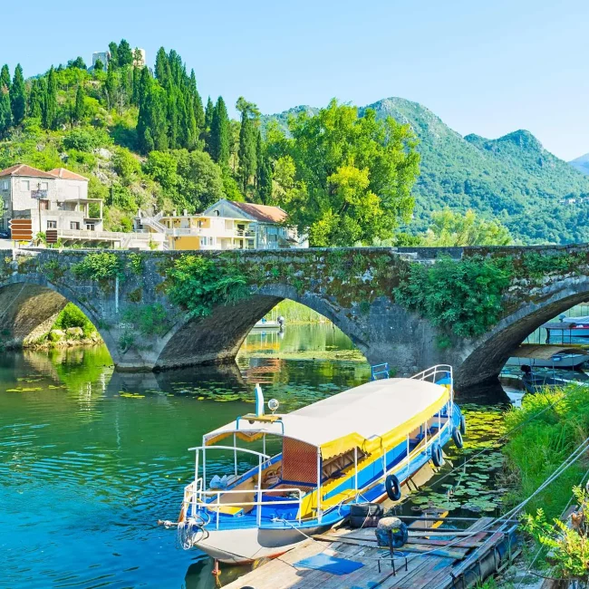 Virpazar, Skadarsko jezero, Crna Gora, čamci, Besac tvrđava, priroda, pelikan, Crmnica, putovanje Crna Gora, vodič kroz Virpazar, najveće jezero na Balkanu, Virpazar, Crmnica, rijeka Crmnica, Skadarsko jezero, Crna Gora, Virpazar, tvrđava Besac, Besac Virpazar,  Virpazar, Skadar lake, Montenegro, boats, Besac fortress, nature, pelican, Crmnica, travel Montenegro, guide through Virpazar, the largest lake in the Balkans, Virpazar, Crmnica, Crmnica river, Skadar lake, Montenegro, Virpazar, Besac fortress, Besac Virpazar,