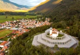 Posočje, Kobarid, rijeka Soča, talijanska kosturnica, crkva sv. Antuna Padovanskog, Bitka kod Kobarida, Bitka kod Caporetta, Kobaridski muzej, Kobarid, talijanska kosturnica, Prvi svjetski rat, Bitka kod Kobarida, Bitka kod Caporetta, crkva sv. Antuna Padovanskog, Soča, ratni spomenici Slovenija, vojna povijest, Posočje, talijanski ossario, monumentalna arhitektura, Kobaridski muzej, Gradič Kobarid, Soča, Kobarid, Soča River, Italian ossuary, Church of St. Anthony of Padua, Battle of Kobarid, Battle of Caporetto, Kobarid Museum, Kobarid, Italian ossuary, World War I, Battle of Kobarid, Battle of Caporetto, Church of St. Anthony of Padua, Soča, war monuments Slovenia, military history, Soča, Italian ossuary, monumental architecture, Kobarid Museum, Gradič Kobarid,Church of St. Anthony, Italian Charnel house, Kobarid memorial