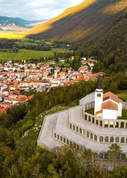 Posočje, Kobarid, rijeka Soča, talijanska kosturnica, crkva sv. Antuna Padovanskog, Bitka kod Kobarida, Bitka kod Caporetta, Kobaridski muzej, Kobarid, talijanska kosturnica, Prvi svjetski rat, Bitka kod Kobarida, Bitka kod Caporetta, crkva sv. Antuna Padovanskog, Soča, ratni spomenici Slovenija, vojna povijest, Posočje, talijanski ossario, monumentalna arhitektura, Kobaridski muzej, Gradič Kobarid, Soča, Kobarid, Soča River, Italian ossuary, Church of St. Anthony of Padua, Battle of Kobarid, Battle of Caporetto, Kobarid Museum, Kobarid, Italian ossuary, World War I, Battle of Kobarid, Battle of Caporetto, Church of St. Anthony of Padua, Soča, war monuments Slovenia, military history, Soča, Italian ossuary, monumental architecture, Kobarid Museum, Gradič Kobarid,Church of St. Anthony, Italian Charnel house, Kobarid memorial