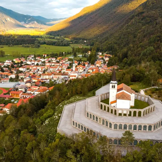Posočje, Kobarid, rijeka Soča, talijanska kosturnica, crkva sv. Antuna Padovanskog, Bitka kod Kobarida, Bitka kod Caporetta, Kobaridski muzej, Kobarid, talijanska kosturnica, Prvi svjetski rat, Bitka kod Kobarida, Bitka kod Caporetta, crkva sv. Antuna Padovanskog, Soča, ratni spomenici Slovenija, vojna povijest, Posočje, talijanski ossario, monumentalna arhitektura, Kobaridski muzej, Gradič Kobarid, Soča, Kobarid, Soča River, Italian ossuary, Church of St. Anthony of Padua, Battle of Kobarid, Battle of Caporetto, Kobarid Museum, Kobarid, Italian ossuary, World War I, Battle of Kobarid, Battle of Caporetto, Church of St. Anthony of Padua, Soča, war monuments Slovenia, military history, Soča, Italian ossuary, monumental architecture, Kobarid Museum, Gradič Kobarid,Church of St. Anthony, Italian Charnel house, Kobarid memorial