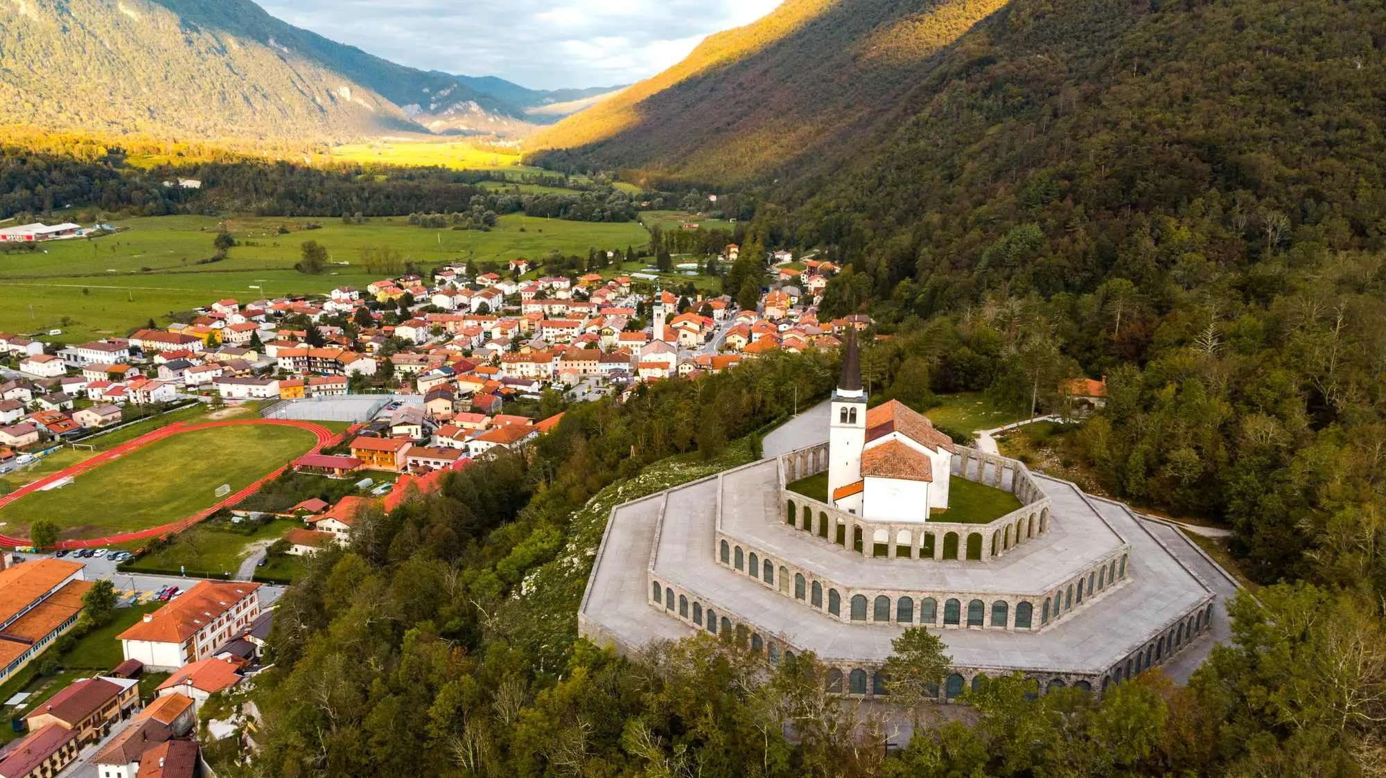 Posočje, Kobarid, rijeka Soča, talijanska kosturnica, crkva sv. Antuna Padovanskog, Bitka kod Kobarida, Bitka kod Caporetta, Kobaridski muzej, Kobarid, talijanska kosturnica, Prvi svjetski rat, Bitka kod Kobarida, Bitka kod Caporetta, crkva sv. Antuna Padovanskog, Soča, ratni spomenici Slovenija, vojna povijest, Posočje, talijanski ossario, monumentalna arhitektura, Kobaridski muzej, Gradič Kobarid, Soča, Kobarid, Soča River, Italian ossuary, Church of St. Anthony of Padua, Battle of Kobarid, Battle of Caporetto, Kobarid Museum, Kobarid, Italian ossuary, World War I, Battle of Kobarid, Battle of Caporetto, Church of St. Anthony of Padua, Soča, war monuments Slovenia, military history, Soča, Italian ossuary, monumental architecture, Kobarid Museum, Gradič Kobarid,Church of St. Anthony, Italian Charnel house, Kobarid memorial