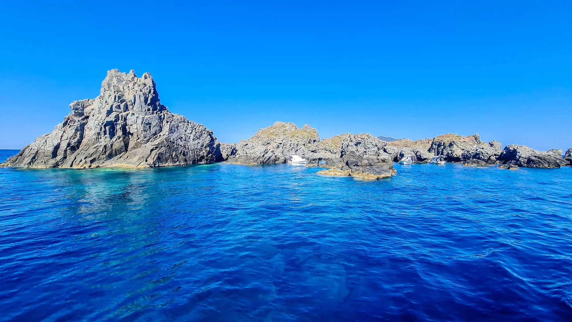Brusnik, Brusnik izlet, Vis arhipelag,Vis, Komiža, Komiža izleti, Pijerino Ivčević, obitelj Zanki, otok Svetac, otok Brusnik, vulkanski otok, Viški arhipelag, Komiža, Jadran, endemski gušteri, putopis otok, crni otok, prirodne ljepote Dalmacije, Brusnik, Brusnik excursion, Vis archipelago, Vis, Komiža, Komiža excursions, Pijerino Ivčević, Zanki family, Svetac island, Brusnik island, volcanic island, Vis archipelago, Komiža, Adriatic, endemic lizards, travelogue island, black island, natural beauties of Dalmatia,