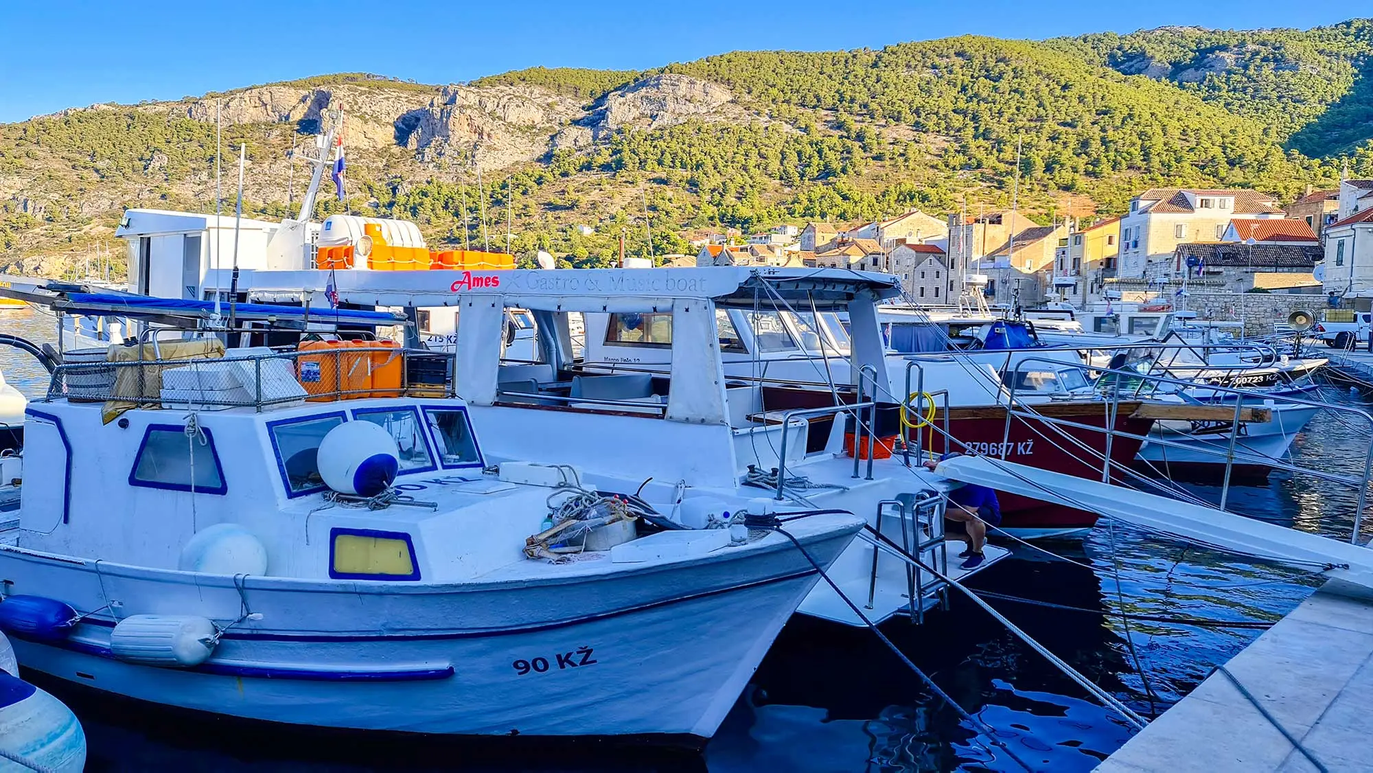 Brusnik, Brusnik izlet, Vis arhipelag,Vis, Komiža, Komiža izleti, Pijerino Ivčević, obitelj Zanki, otok Svetac, otok Brusnik, vulkanski otok, Viški arhipelag, Komiža, Jadran, endemski gušteri, putopis otok, crni otok, prirodne ljepote Dalmacije, Brusnik, Brusnik excursion, Vis archipelago, Vis, Komiža, Komiža excursions, Pijerino Ivčević, Zanki family, Svetac island, Brusnik island, volcanic island, Vis archipelago, Komiža, Adriatic, endemic lizards, travelogue island, black island, natural beauties of Dalmatia,