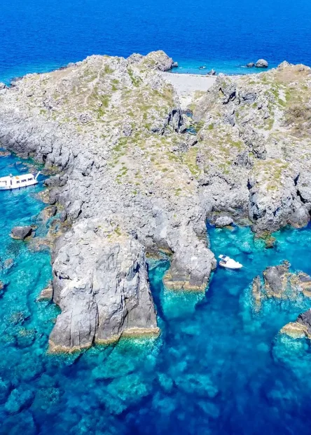 Brusnik, Brusnik izlet, Vis arhipelag,Vis, Komiža, Komiža izleti, Pijerino Ivčević, obitelj Zanki, otok Svetac, otok Brusnik, vulkanski otok, Viški arhipelag, Komiža, Jadran, endemski gušteri, putopis otok, crni otok, prirodne ljepote Dalmacije, Brusnik, Brusnik excursion, Vis archipelago, Vis, Komiža, Komiža excursions, Pijerino Ivčević, Zanki family, Svetac island, Brusnik island, volcanic island, Vis archipelago, Komiža, Adriatic, endemic lizards, travelogue island, black island, natural beauties of Dalmatia,