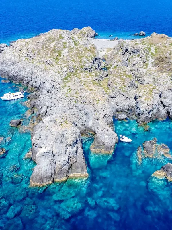 Brusnik, Brusnik izlet, Vis arhipelag,Vis, Komiža, Komiža izleti, Pijerino Ivčević, obitelj Zanki, otok Svetac, otok Brusnik, vulkanski otok, Viški arhipelag, Komiža, Jadran, endemski gušteri, putopis otok, crni otok, prirodne ljepote Dalmacije, Brusnik, Brusnik excursion, Vis archipelago, Vis, Komiža, Komiža excursions, Pijerino Ivčević, Zanki family, Svetac island, Brusnik island, volcanic island, Vis archipelago, Komiža, Adriatic, endemic lizards, travelogue island, black island, natural beauties of Dalmatia,