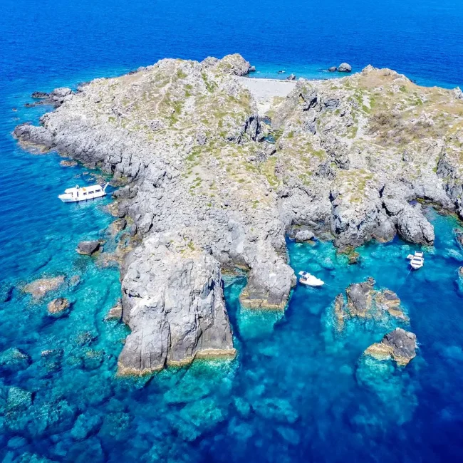 Brusnik, Brusnik izlet, Vis arhipelag,Vis, Komiža, Komiža izleti, Pijerino Ivčević, obitelj Zanki, otok Svetac, otok Brusnik, vulkanski otok, Viški arhipelag, Komiža, Jadran, endemski gušteri, putopis otok, crni otok, prirodne ljepote Dalmacije, Brusnik, Brusnik excursion, Vis archipelago, Vis, Komiža, Komiža excursions, Pijerino Ivčević, Zanki family, Svetac island, Brusnik island, volcanic island, Vis archipelago, Komiža, Adriatic, endemic lizards, travelogue island, black island, natural beauties of Dalmatia,