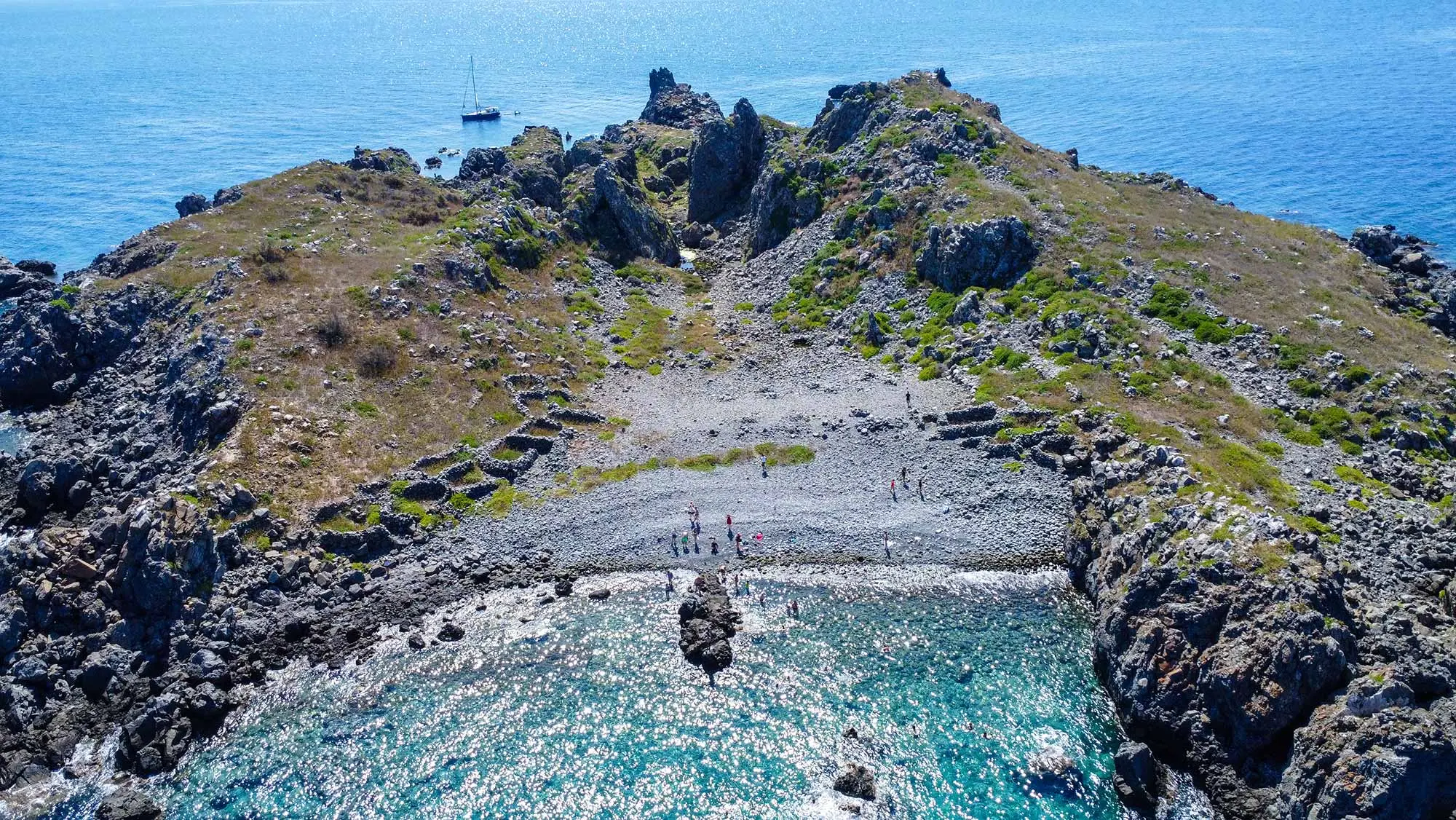 Brusnik, Brusnik izlet, Vis arhipelag,Vis, Komiža, Komiža izleti, Pijerino Ivčević, obitelj Zanki, otok Svetac, otok Brusnik, vulkanski otok, Viški arhipelag, Komiža, Jadran, endemski gušteri, putopis otok, crni otok, prirodne ljepote Dalmacije, Brusnik, Brusnik excursion, Vis archipelago, Vis, Komiža, Komiža excursions, Pijerino Ivčević, Zanki family, Svetac island, Brusnik island, volcanic island, Vis archipelago, Komiža, Adriatic, endemic lizards, travelogue island, black island, natural beauties of Dalmatia,