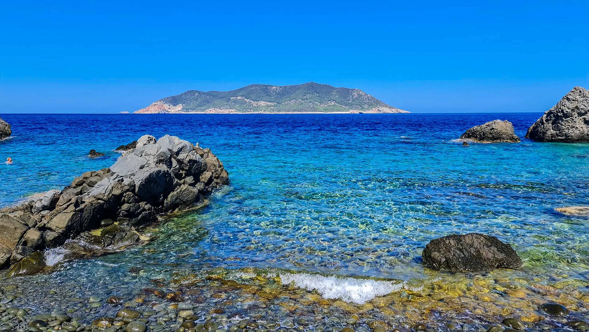 Brusnik, Brusnik izlet, Vis arhipelag,Vis, Komiža, Komiža izleti, Pijerino Ivčević, obitelj Zanki, otok Svetac, otok Brusnik, vulkanski otok, Viški arhipelag, Komiža, Jadran, endemski gušteri, putopis otok, crni otok, prirodne ljepote Dalmacije, Brusnik, Brusnik excursion, Vis archipelago, Vis, Komiža, Komiža excursions, Pijerino Ivčević, Zanki family, Svetac island, Brusnik island, volcanic island, Vis archipelago, Komiža, Adriatic, endemic lizards, travelogue island, black island, natural beauties of Dalmatia,