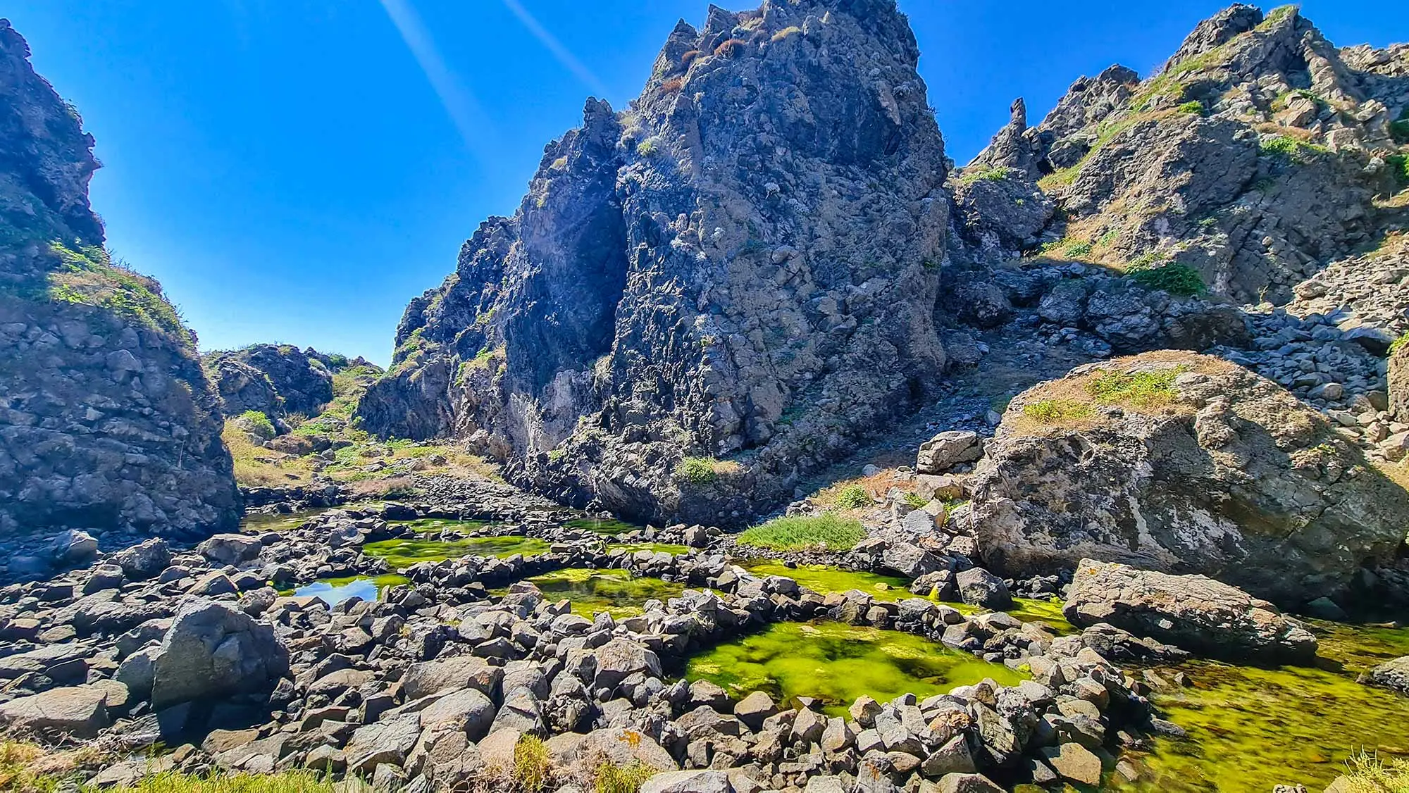Brusnik, Brusnik izlet, Vis arhipelag,Vis, Komiža, Komiža izleti, Pijerino Ivčević, obitelj Zanki, otok Svetac, otok Brusnik, vulkanski otok, Viški arhipelag, Komiža, Jadran, endemski gušteri, putopis otok, crni otok, prirodne ljepote Dalmacije, Brusnik, Brusnik excursion, Vis archipelago, Vis, Komiža, Komiža excursions, Pijerino Ivčević, Zanki family, Svetac island, Brusnik island, volcanic island, Vis archipelago, Komiža, Adriatic, endemic lizards, travelogue island, black island, natural beauties of Dalmatia,
