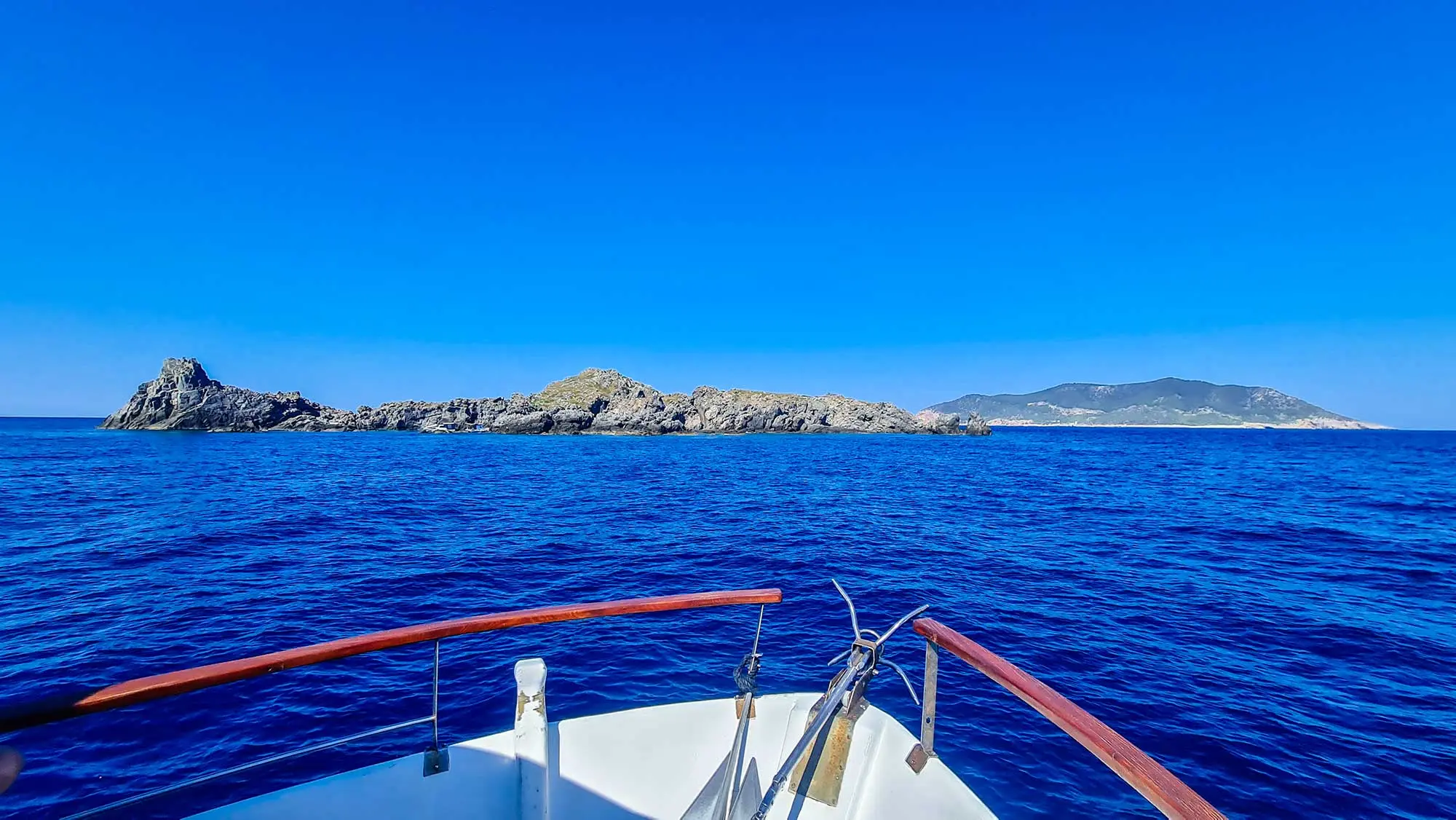 Brusnik, Brusnik izlet, Vis arhipelag,Vis, Komiža, Komiža izleti, Pijerino Ivčević, obitelj Zanki, otok Svetac, otok Brusnik, vulkanski otok, Viški arhipelag, Komiža, Jadran, endemski gušteri, putopis otok, crni otok, prirodne ljepote Dalmacije, Brusnik, Brusnik excursion, Vis archipelago, Vis, Komiža, Komiža excursions, Pijerino Ivčević, Zanki family, Svetac island, Brusnik island, volcanic island, Vis archipelago, Komiža, Adriatic, endemic lizards, travelogue island, black island, natural beauties of Dalmatia,