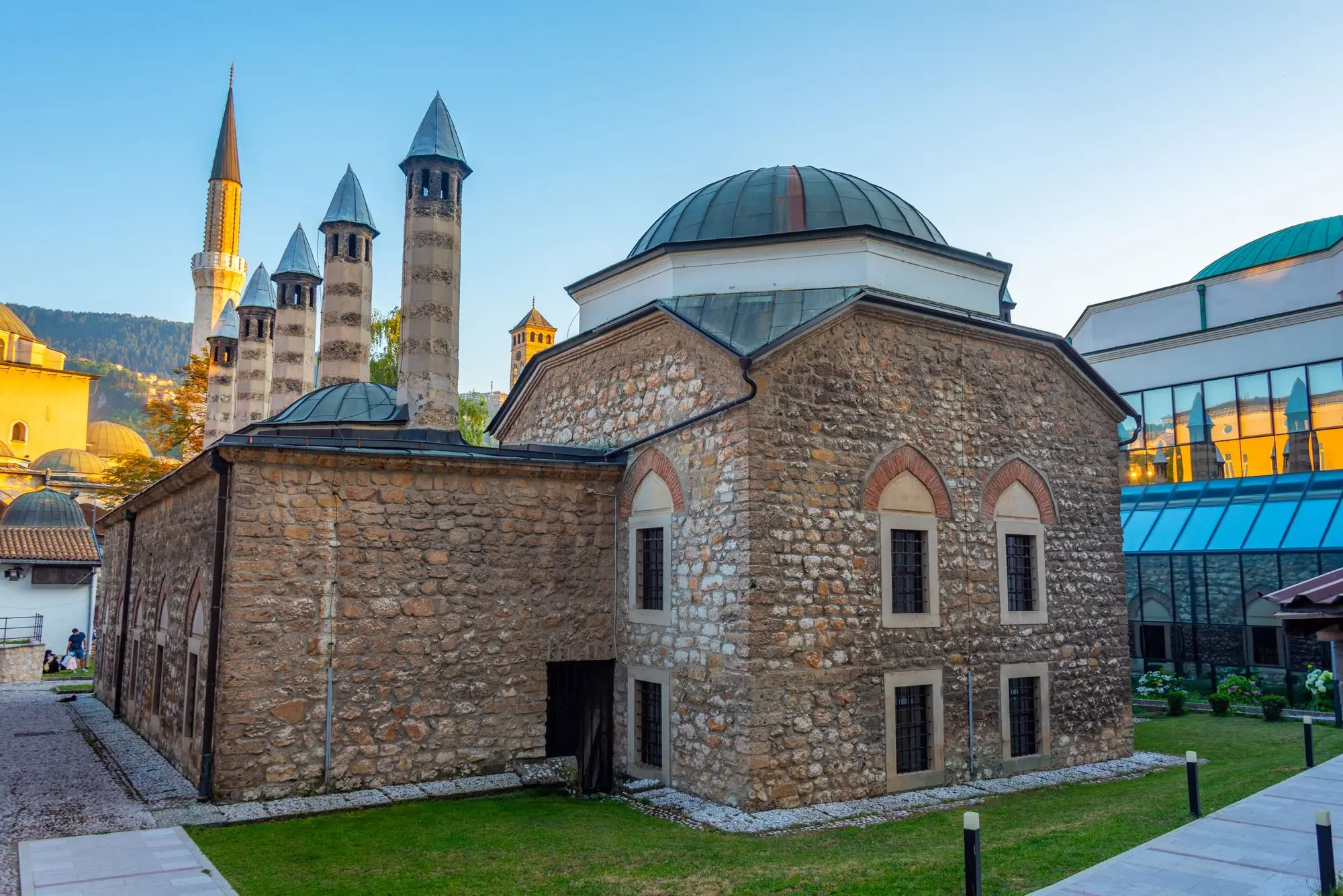 Trebević, Gazi Husrev-beg, Baščaršija, Ferhat-beg, Sarajevo, Gazi Husrev-begova džamija, medresa Kuršumlija, Gazi Husrev-begova biblioteka, Gazi Husrev-begov bezistan, Gazi Husrev-begov vakuf, gazi husrev-beg, sarajevo povijest, osmanska bosna, vakuf, tašlihan, sarajevo bezistan, bosna 16. stoljeće, ktitor sarajevo, osmanski graditelji, sarajevo atrakcije, Trebević, Gazi Husrev-beg, Baščaršija, Ferhat-beg, Sarajevo, Gazi Husrev-beg's mosque, Kuršumlija madrasa, Gazi Husrev-beg's library, Gazi Husrev-beg's bezistan, Gazi Husrev-beg's vakuf, gazi husrev-beg, sarajevo history, ottoman bosnia, vakuf, tašlihan, sarajevo bezistan, bosnia 16th century, ktitor sarajevo, ottoman builders, sarajevo attractions,