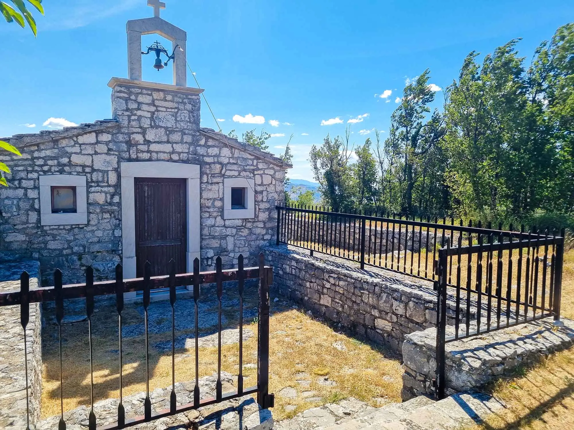 Kozjak, Mali Kozjak, Split, Solin, Split vidikovac, crkva svetog Jure Split, crkva svetog Jure Kozjak, sv Jure Kozjak, Kozjak, planina iznad Splita, crkva svetog Jure, pogled na Kaštele, planinarenje Dalmacija, izlet iz Splita, sveti Jure Kozjak, antene Kozjak, Dalmacija s visine, vrhovi Dalmacije, Kozjak, Mali Kozjak, Split, Solin, Split viewpoint, church of St. George Split, church of St. George Kozjak, St. George Kozjak, Kozjak, mountain above Split, church of St. George, view of the Castles, hiking Dalmatia, excursion from Split, St. George Kozjak, antennas Kozjak, Dalmatia from above, peaks of Dalmatia,
