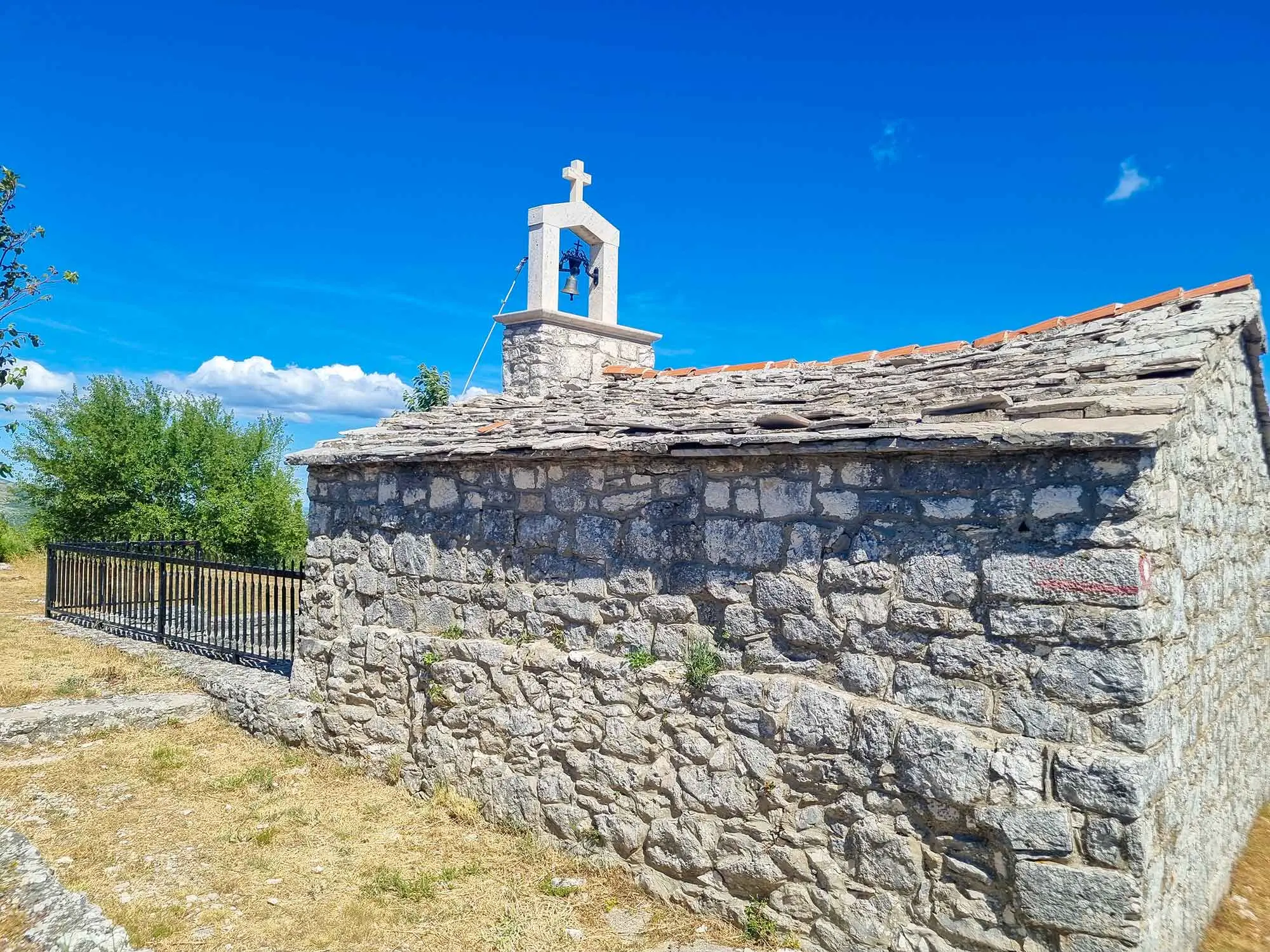 Kozjak, Mali Kozjak, Split, Solin, Split vidikovac, crkva svetog Jure Split, crkva svetog Jure Kozjak, sv Jure Kozjak, Kozjak, planina iznad Splita, crkva svetog Jure, pogled na Kaštele, planinarenje Dalmacija, izlet iz Splita, sveti Jure Kozjak, antene Kozjak, Dalmacija s visine, vrhovi Dalmacije, Kozjak, Mali Kozjak, Split, Solin, Split viewpoint, church of St. George Split, church of St. George Kozjak, St. George Kozjak, Kozjak, mountain above Split, church of St. George, view of the Castles, hiking Dalmatia, excursion from Split, St. George Kozjak, antennas Kozjak, Dalmatia from above, peaks of Dalmatia,