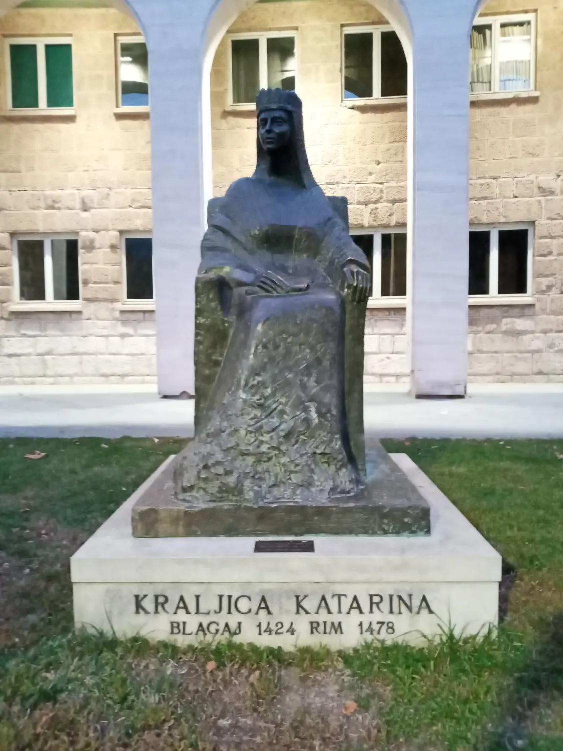 žene srednjeg vijeka, kraljice Adria regije, srednjovjekovne vladarice, žene koje su vladale, povijest Balkana, kraljice Balkana, kraljice Hrvatske, kraljice Bosne, kraljice Crne Gore, kraljice Albanije, kraljice Italije, povijest žena, vladarice srednjeg vijeka, kraljice Europe, Hema Koroška, Katarina Kosača, Jelena Gruba, Donika Arianiti, Matilda Toskanska, Marozija, kraljice i legende, Hema Koroška, Veronika Deseniška, Jelena Gruba, Katarina Kosača-Kotromanić, Marija Branković, Jelena Slavna, Jelena Lijepa, Marija Ugarska, Neda Dukljanska, Jelena Anžujska, Donika Arianiti, Voisava Tripalda, Helena Thopia, Komita Muzaka, Joana I Napuljska, Joana II Napuljska, Matilda Toskanska, Marozija, women of the Middle Ages, queens of the Adria region, medieval rulers, women who ruled, history of the Balkans, queens of the Balkans, queens of Croatia, queens of Bosnia, queens of Montenegro, queens of Albania, queens of Italy, history of women, rulers of the Middle Ages, queens of Europe, Hema Koroška, Katarina Kosača, Jelena Gruba, Donika Arianiti, Matilda of Tuscany, Marozia, queens and legends, Hema Koroška, Veronika Deseniška, Jelena Gruba, Katarina Kosača-Kotromanić, Marija Branković, Jelena Slavna, Jelena Lijepa, Maria Hungary, Neda Dukljanska, Jelena Anžujska, Donika Arianiti, Voisava Tripalda, Helena Thopia, Komita Muzaka, Joanna I of Naples, Joanna II of Naples, Matilda of Tuscany, Marozia,