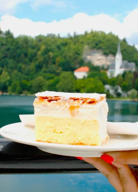 Samobora, Samoborska kremšnita, Bledska kremšnita, Hotela Park, Ištvan Lukačević, kremšnita, recept za kremšnite, samoborska kremšnita, povijest kremšnite, bledska kremšnita, mille-feuille, domaći kolači, tradicionalni recepti, krempita, slastice Balkana, Najbolji recept za kremšnite, kremšnite recept coolinarka, samoborske kremšnite recept, zagrebačke kremšnite coolinarika, lažne kremšnite, Kremšnite recept sašina kuhinja, najbolje kremsnite u zagrebu, Samobor, Samobor cream pie, Bled cream pie, Hotel Park, Ištvan Lukačević, cream pie, cream pie recipe, Samobor cream pie, history of cream pie, Bled cream pie, mille-feuille, homemade cakes, traditional recipes, cream pie, Balkan desserts, Best cream pie recipe, cream pie recipe coolinarka, Samobor cream pie recipe, Zagreb cream pie coolinarka, fake cream pie, Cream pie recipe saša kuhinja, best cream pies in zagreb