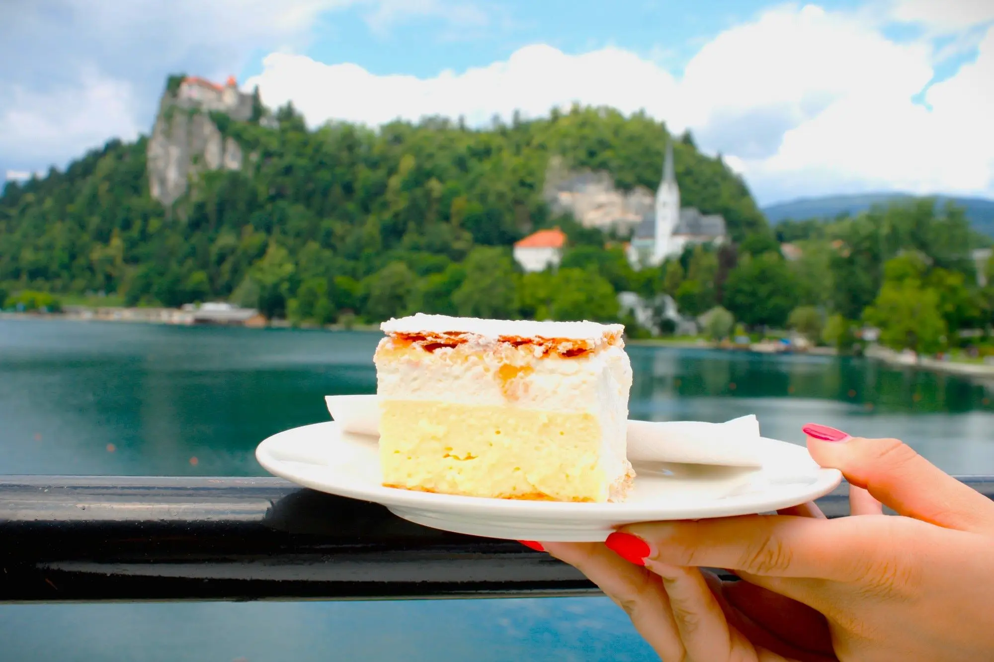 Samobora, Samoborska kremšnita, Bledska kremšnita, Hotela Park, Ištvan Lukačević, kremšnita, recept za kremšnite, samoborska kremšnita, povijest kremšnite, bledska kremšnita, mille-feuille, domaći kolači, tradicionalni recepti, krempita, slastice Balkana, Najbolji recept za kremšnite, kremšnite recept coolinarka, samoborske kremšnite recept, zagrebačke kremšnite coolinarika, lažne kremšnite, Kremšnite recept sašina kuhinja, najbolje kremsnite u zagrebu, Samobor, Samobor cream pie, Bled cream pie, Hotel Park, Ištvan Lukačević, cream pie, cream pie recipe, Samobor cream pie, history of cream pie, Bled cream pie, mille-feuille, homemade cakes, traditional recipes, cream pie, Balkan desserts, Best cream pie recipe, cream pie recipe coolinarka, Samobor cream pie recipe, Zagreb cream pie coolinarka, fake cream pie, Cream pie recipe saša kuhinja, best cream pies in zagreb