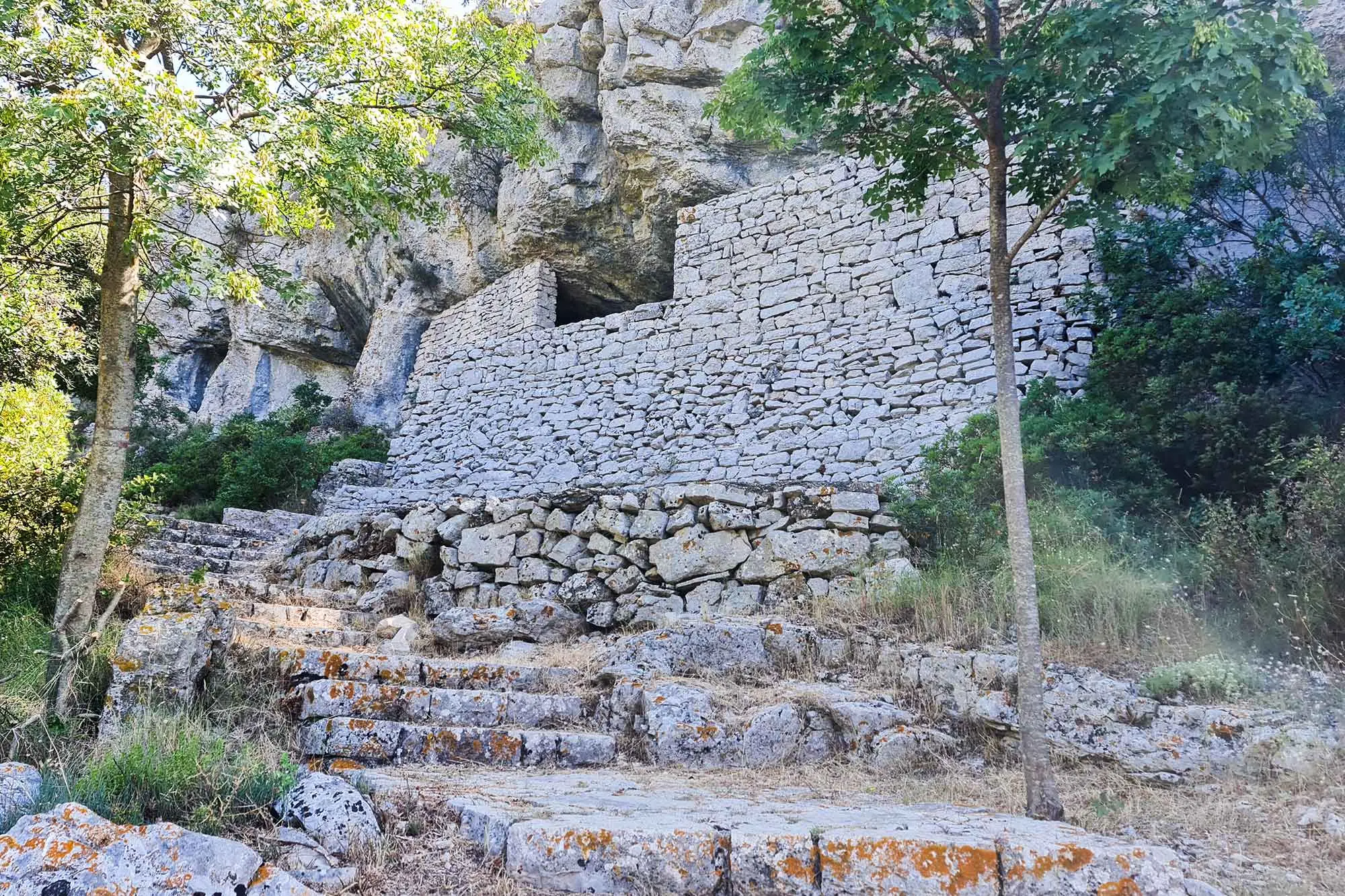 Podšpilje, Stiniva, Titova špilja, otok Vis, Vis špilja, Vis Tito, Titova špilja otok Vis, Komiža, Hum, Mladineova kula, Josip Broz Tito, titova špilja, vis, komiža, povijest visa, tito na visu, ratno skrovište, drugi svjetski rat hrvatska, otok vis atrakcije, povijesne lokacije dalmacija, Podšpilje, Stiniva, Tito's cave, Vis island, Vis cave, Vis Tito, Tito's cave island Vis, Komiža, Hum, Mladine's tower, Josip Broz Tito, Tito's cave, Vis, Komiža, history of Vis, Tito on Vis, war hideout, World War II Croatia, Vis island attractions, historical locations Dalmatia,