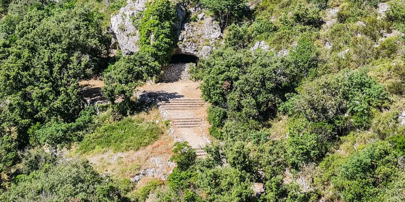 Podšpilje, Stiniva, Titova špilja, otok Vis, Vis špilja, Vis Tito, Titova špilja otok Vis, Komiža, Hum, Mladineova kula, Josip Broz Tito, titova špilja, vis, komiža, povijest visa, tito na visu, ratno skrovište, drugi svjetski rat hrvatska, otok vis atrakcije, povijesne lokacije dalmacija, Podšpilje, Stiniva, Tito's cave, Vis island, Vis cave, Vis Tito, Tito's cave island Vis, Komiža, Hum, Mladine's tower, Josip Broz Tito, Tito's cave, Vis, Komiža, history of Vis, Tito on Vis, war hideout, World War II Croatia, Vis island attractions, historical locations Dalmatia,