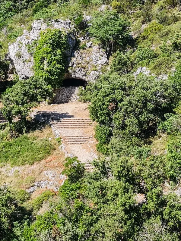 Podšpilje, Stiniva, Titova špilja, otok Vis, Vis špilja, Vis Tito, Titova špilja otok Vis, Komiža, Hum, Mladineova kula, Josip Broz Tito, titova špilja, vis, komiža, povijest visa, tito na visu, ratno skrovište, drugi svjetski rat hrvatska, otok vis atrakcije, povijesne lokacije dalmacija, Podšpilje, Stiniva, Tito's cave, Vis island, Vis cave, Vis Tito, Tito's cave island Vis, Komiža, Hum, Mladine's tower, Josip Broz Tito, Tito's cave, Vis, Komiža, history of Vis, Tito on Vis, war hideout, World War II Croatia, Vis island attractions, historical locations Dalmatia,