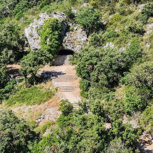 Podšpilje, Stiniva, Titova špilja, otok Vis, Vis špilja, Vis Tito, Titova špilja otok Vis, Komiža, Hum, Mladineova kula, Josip Broz Tito, titova špilja, vis, komiža, povijest visa, tito na visu, ratno skrovište, drugi svjetski rat hrvatska, otok vis atrakcije, povijesne lokacije dalmacija, Podšpilje, Stiniva, Tito's cave, Vis island, Vis cave, Vis Tito, Tito's cave island Vis, Komiža, Hum, Mladine's tower, Josip Broz Tito, Tito's cave, Vis, Komiža, history of Vis, Tito on Vis, war hideout, World War II Croatia, Vis island attractions, historical locations Dalmatia,